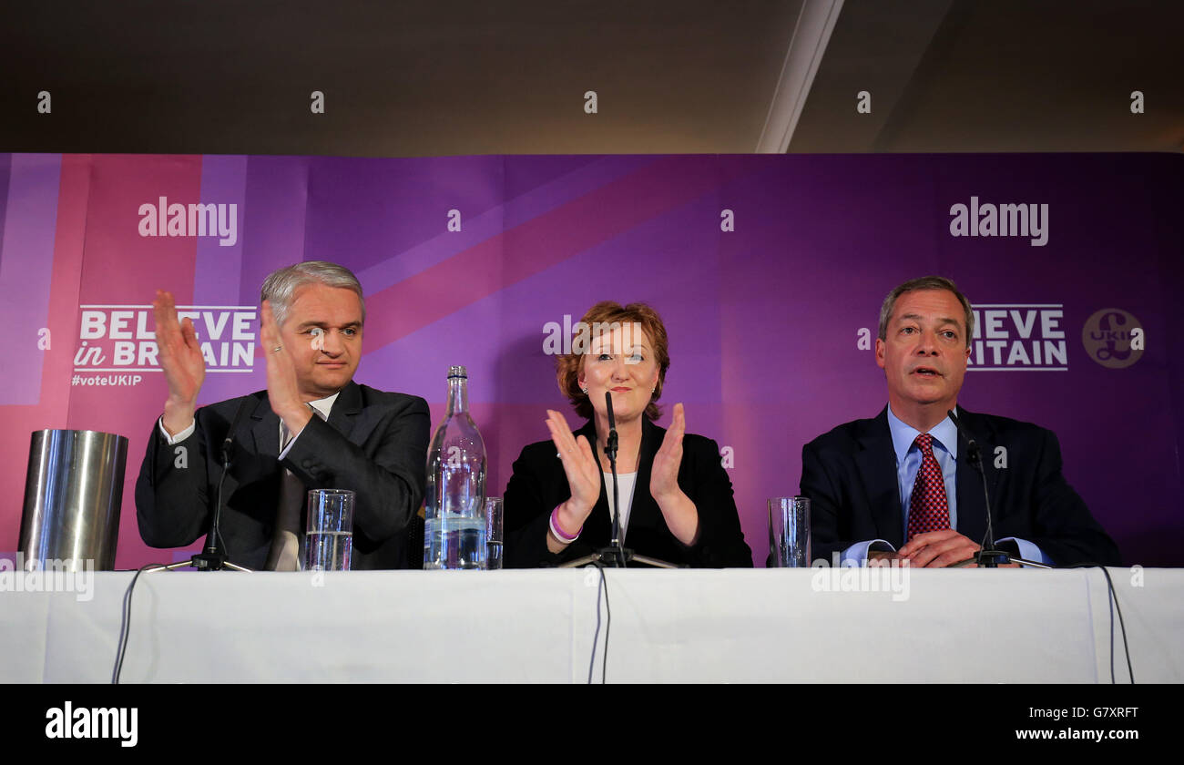 UKIP-Führer Nigel Farage (rechts) mit Suzanne Evans (Mitte) UKIP Stellvertretender Vorsitzender und Parlamentarischer Kandidat für Shrewsbury & Atcham und Patrick O'Flynn (links) Wirtschaftssprecher und Parlamentarischer Kandidat für Cambridge während der Eröffnung des Manifests der Partei im Thurrock Hotel in Essex. Stockfoto