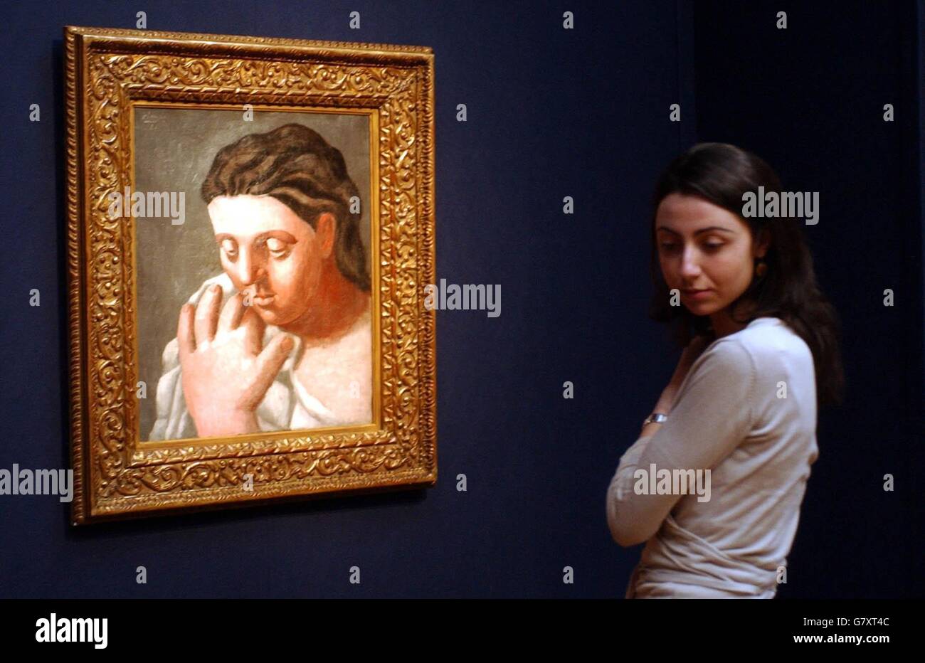 Pablo Picassos „Tete et main de femme“ - Christie's. Ein Mitarbeiter von Christie steht in der Nähe des Gemäldes. Stockfoto