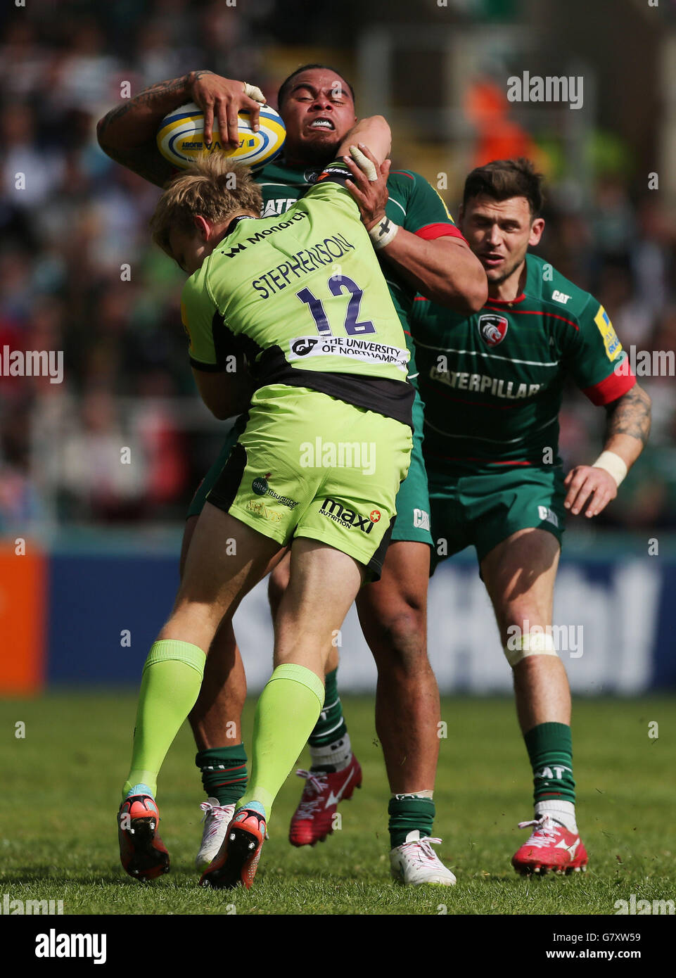 Leicester Christian Loamanu wird während des Spiels der Aviva Premiership im Welford Road Stadium, Leicester, von Northampton's Tom Stephenson angegangen. Stockfoto