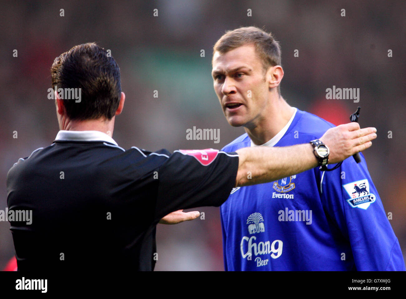 Evertons Duncan Ferguson (r) lässt seine Frustration über Schiedsrichter Rob zu Stile Stockfoto