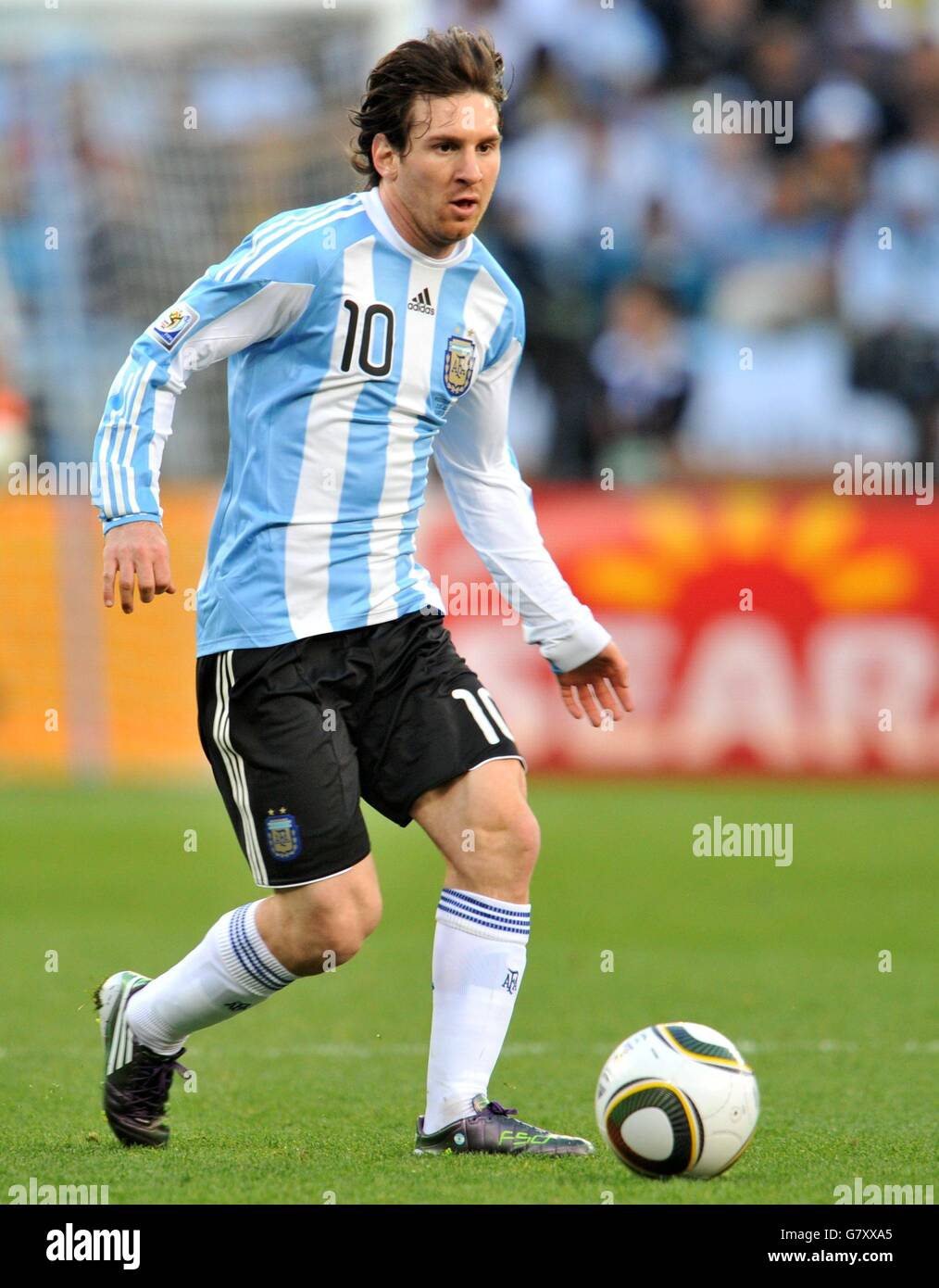 Lionel Messi Argentinien steuert den Ball bei der FIFA WM 2010-Viertelfinalspiel  zwischen Argentinien und Deutschland im Green Point Stadion in Kapstadt,  Südafrika 3. Juli 2010. Foto: Bernd Weissbrod Dpa - verweisen wir