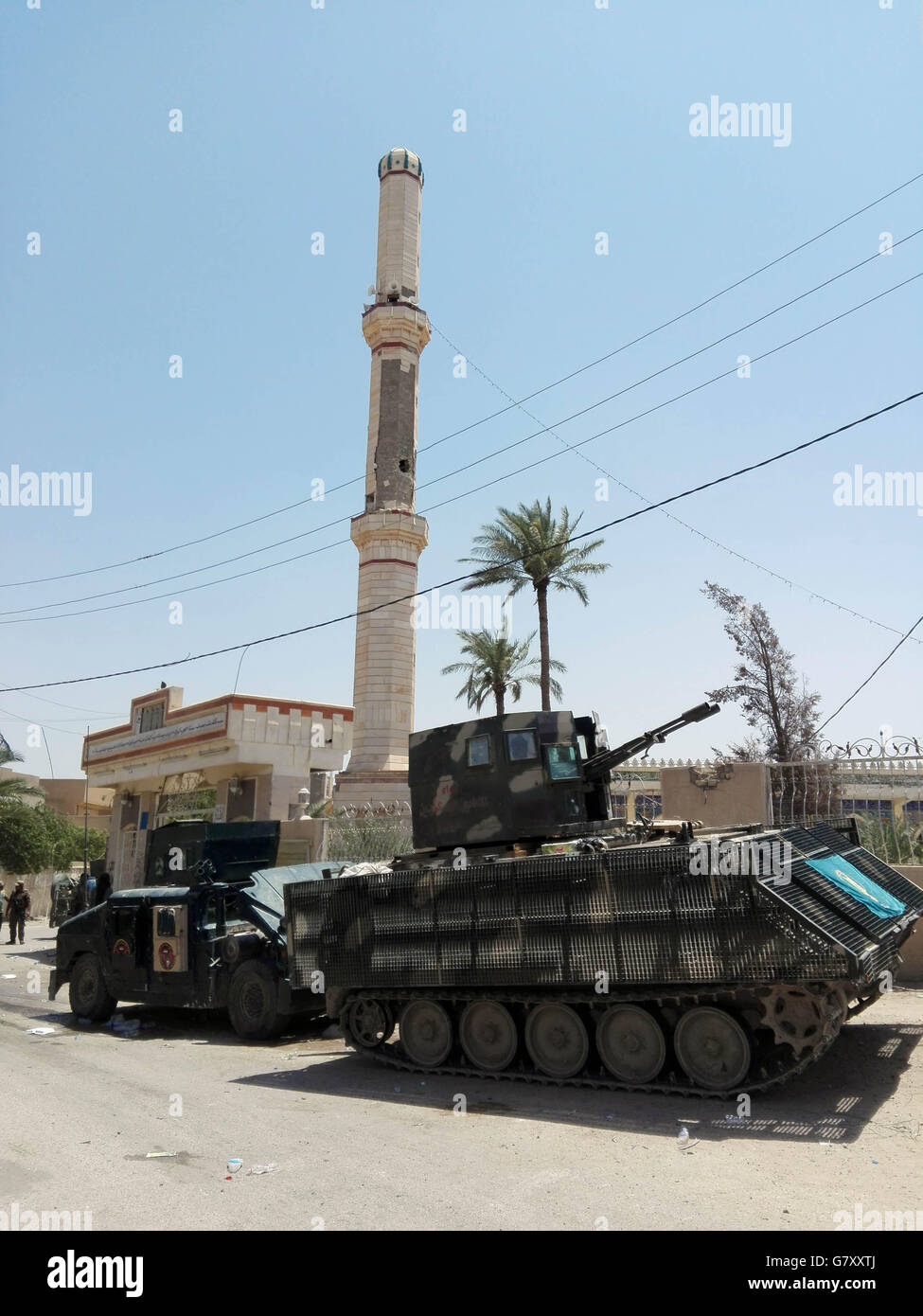 Falludscha. 26. Juni 2016. Gepanzerte Fahrzeuge des irakische Armee sind in Falludscha Stadt der westlichen Irak Anbar Provinz, am 26. Juni 2016 gesehen. Eine irakische Führungskader am Sonntag erklärt volle Befreiung der Stadt von Fallujah von militanten islamischen Staat (IS) nach etwa einem Monat von Schlachten gegen die militanten Extremisten. © Khalil Dawood/Xinhua/Alamy Live-Nachrichten Stockfoto