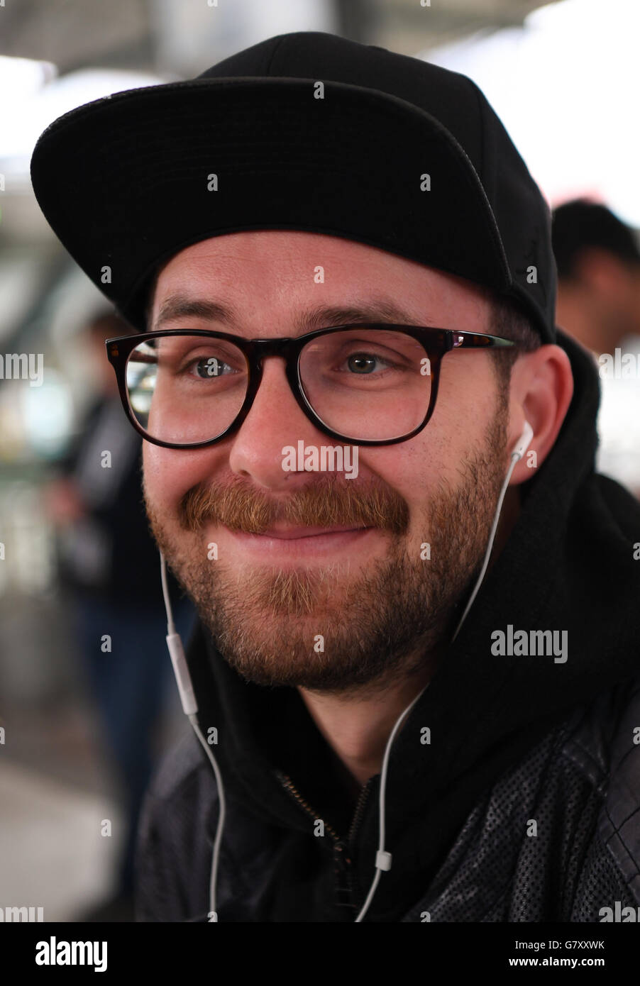 Lille, Frankreich. 27. Juni 2016. Sänger und Songwriter Mark Forster wartet auf einen Zug am Bahnhof Lille Europe in Lille, Frankreich, 27. Juni 2016. Sein Lied "Wir sind toll" (Wir Sind brutto) ist der offizielle Song vom ZDF für die UEFA-Europameisterschaft 2016. Foto: ARNE DEDERT/Dpa/Alamy Live-Nachrichten Stockfoto
