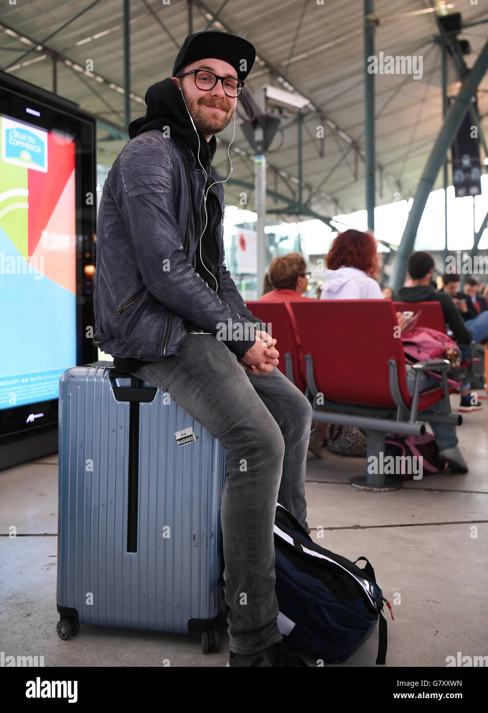 Lille, Frankreich. 27. Juni 2016. Sänger und Songwriter Mark Forster wartet auf einen Zug am Bahnhof Lille Europe in Lille, Frankreich, 27. Juni 2016. Sein Lied "Wir sind toll" (Wir Sind brutto) ist der offizielle Song vom ZDF für die UEFA-Europameisterschaft 2016. Foto: ARNE DEDERT/Dpa/Alamy Live-Nachrichten Stockfoto