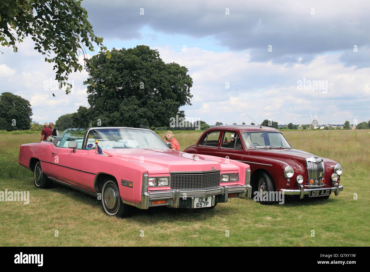 Cadillac Eldorado (1976) und MG Magnette ZB (1956), Hanworth Classic Car Show, 26. Juni 2016. Bushy Park, Hampton Court, London Borough of Richmond, England, Großbritannien, Großbritannien, Europa. Vintage-, Classic- und amerikanische Fahrzeugausstellungen sowie Tanz- und Verkaufsstände der 40er und 50er Jahre. 8. Jahrestagung, um Spenden für Shooting Star Chase Kinderhospiz zu sammeln. Kredit: Ian Bottle / Alamy Live News Stockfoto