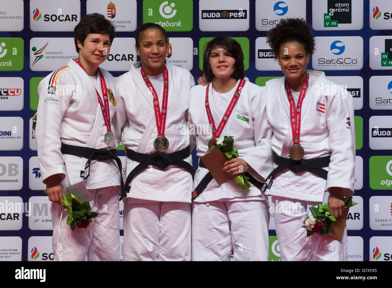 Budapest, Ungarn. 26. Juni 2016. Goldmedaillengewinner Elvismar Rodriguez (2. L) von Venezuela, Silbermedaille Laura Vargas Koch (1. L) Deutschlands, bronze-Medaillengewinner Gulnoza Matniyazova (2. R) von Usbekistan und Maria Perez Puerto Rico Pose während der Preisverleihung für Frauen 70kg Kategorie Event bei der IJF Judo Grand Prix Budapest 2016 internationalen Judo-Turnier in Budapest, Ungarn, 26. Juni 2016. © Attila Volgyi/Xinhua/Alamy Live-Nachrichten Stockfoto