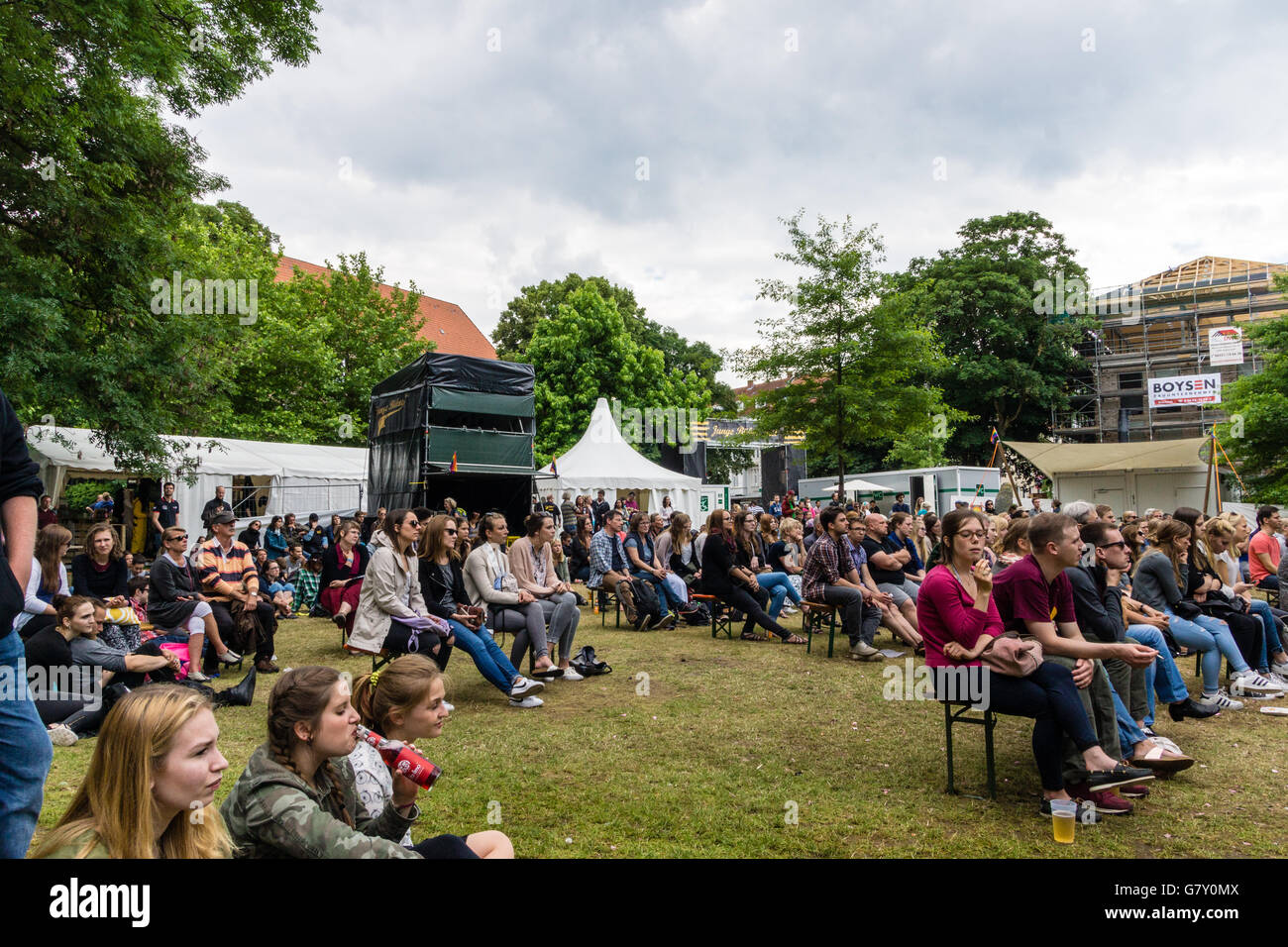 Kiel, Deutschland. 26. Juni 2016. Poetry Slam auf die Junge Bühne während der Kieler Woche 2016 Kredit: Björn Deutschmann/Alamy Live-Nachrichten Stockfoto