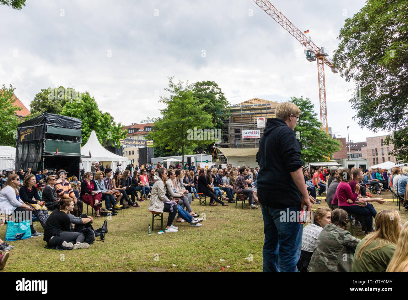 Kiel, Deutschland. 26. Juni 2016. Poetry Slam auf die Junge Bühne während der Kieler Woche 2016 Kredit: Björn Deutschmann/Alamy Live-Nachrichten Stockfoto