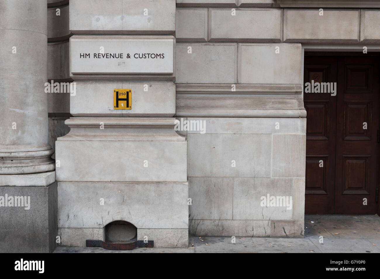 London, UK.  27. Juni 2016.  HM Revenue and Customs (HMRC) Büro sieht in Whitehall.  Die britische Steuerbehörde hat berichtet, dass "keine Gesetze sich geändert haben" und steuerrechtlichen Bestimmungen bleiben gleich nach dem EU-Referendum.  Allerdings erwarten die Kommentatoren Steuergesetzänderungen nach der Ernennung eines neuen Premierministers.  Bildnachweis: Stephen Chung / Alamy Live News Stockfoto