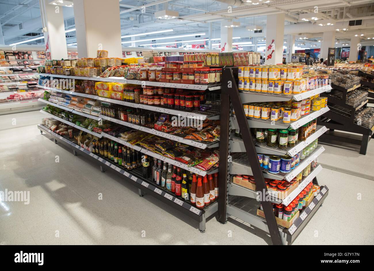 Sydney. 25. Juni 2016. Foto aufgenommen am 25. Juni 2016 zeigt Abschnitt "asiatische Küche" am Coles Supermarkt in Sydney, Australien. Während australische Produkte in China als "sauber und grün" bekannt sind, sind eine wachsende Zahl von chinesischen Unternehmen Down Under Position um zu versuchen ihr Glück auf dem australischen Markt. © Zhu Hongye/Xinhua/Alamy Live-Nachrichten Stockfoto