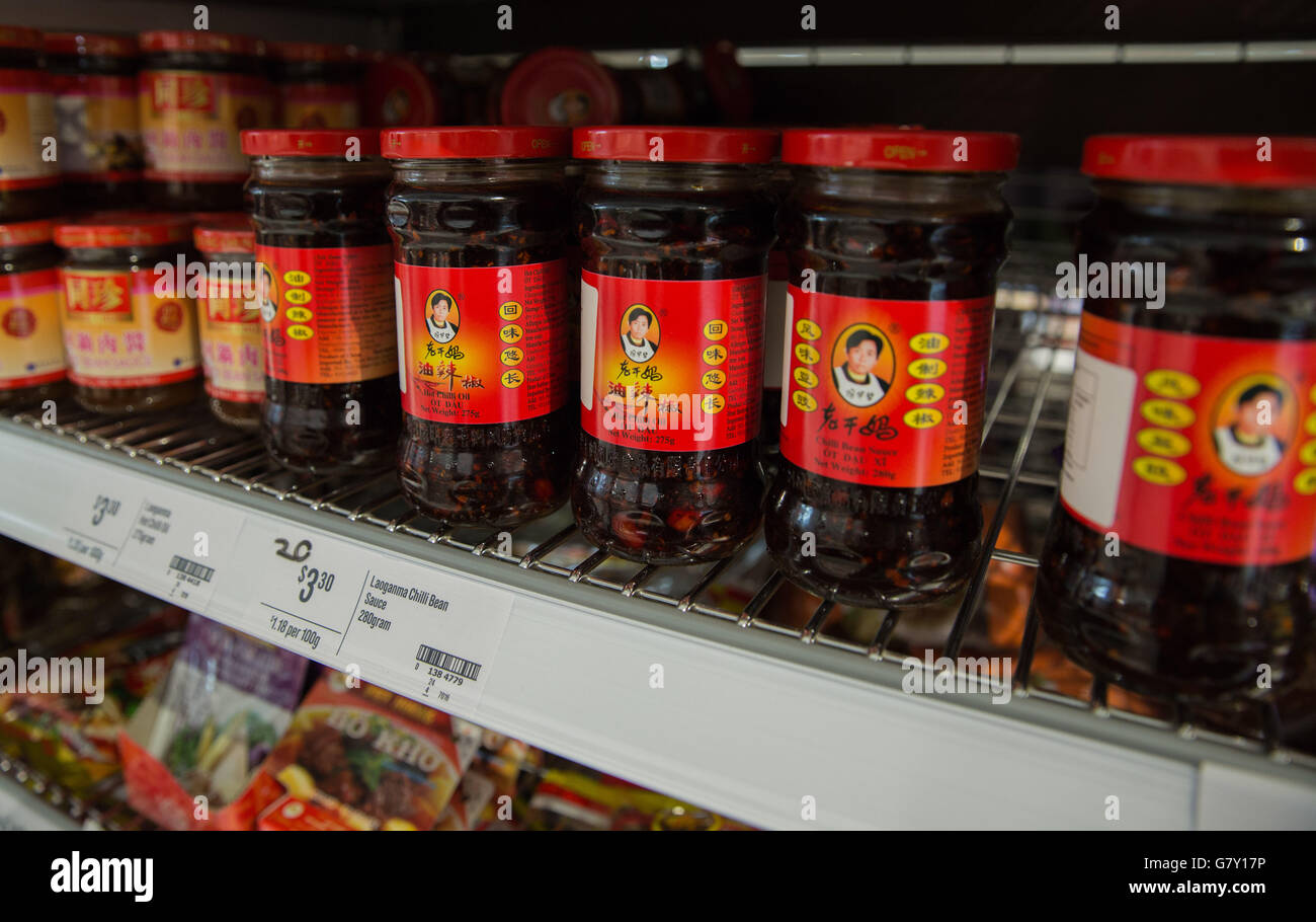 Sydney. 25. Juni 2016. Foto aufgenommen am 25. Juni 2016 zeigt Laoganma Chili-Bohnen-Sauce auf Coles Supermarkt in Sydney, Australien. Während australische Produkte in China als "sauber und grün" bekannt sind, sind eine wachsende Zahl von chinesischen Unternehmen Down Under Position um zu versuchen ihr Glück auf dem australischen Markt. © Zhu Hongye/Xinhua/Alamy Live-Nachrichten Stockfoto