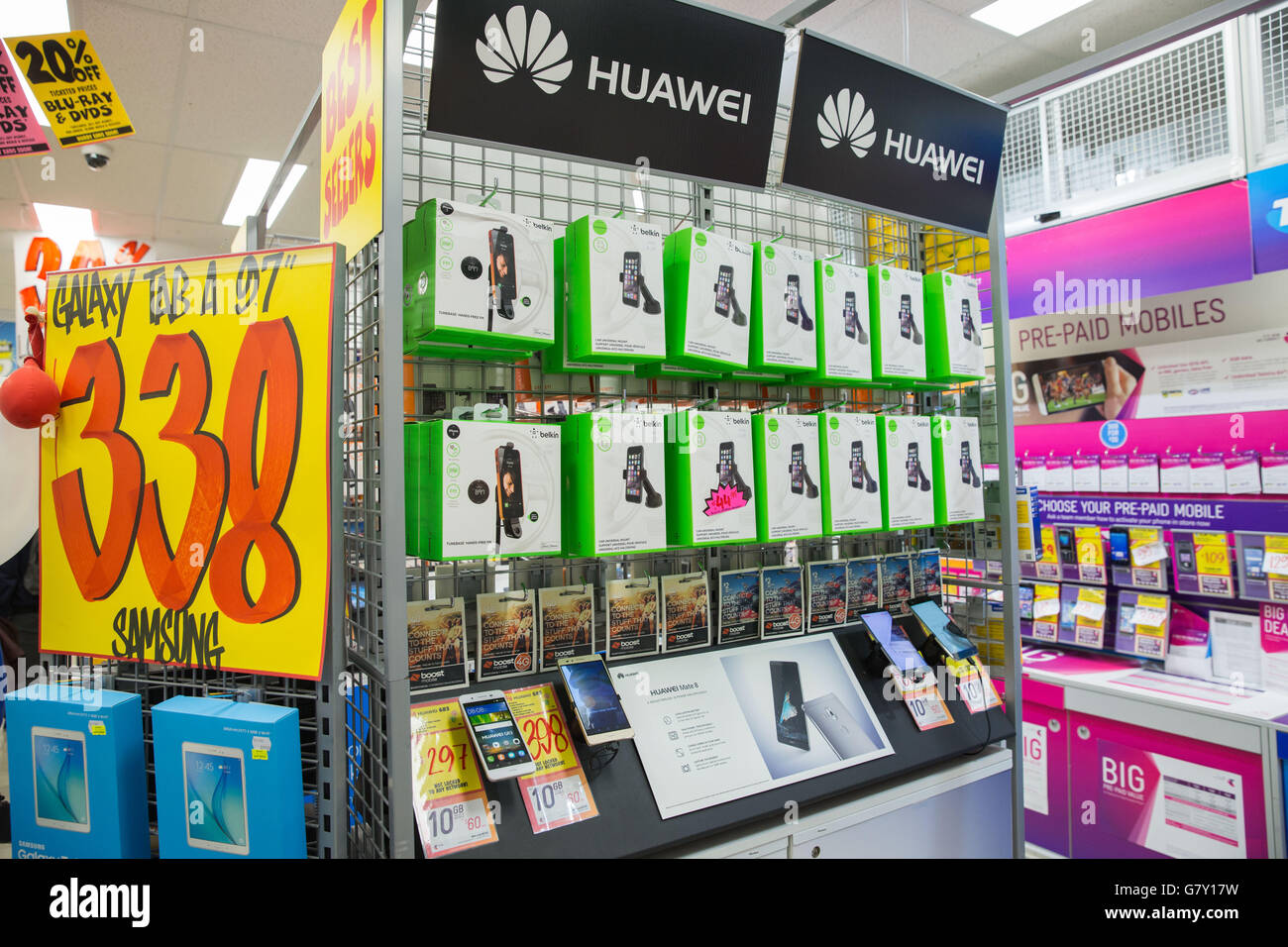 Sydney. 25. Juni 2016. Foto aufgenommen am 25. Juni 2016 zeigt Huawei Handys Abschnitt in einem Einkaufszentrum in Sydney, Australien. Während australische Produkte in China als "sauber und grün" bekannt sind, sind eine wachsende Zahl von chinesischen Unternehmen Down Under Position um zu versuchen ihr Glück auf dem australischen Markt. © Zhu Hongye/Xinhua/Alamy Live-Nachrichten Stockfoto