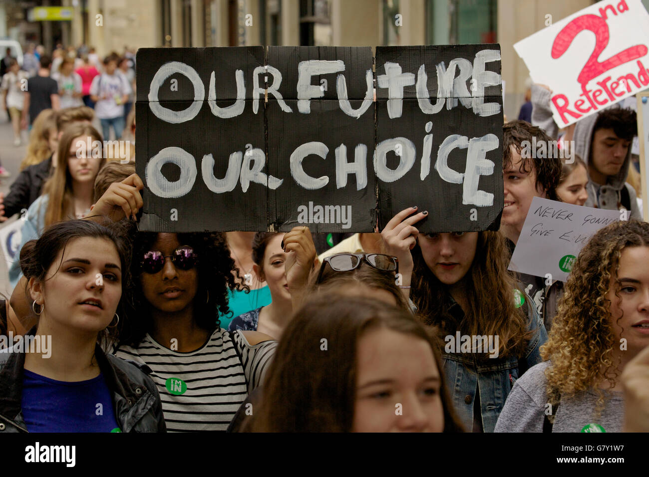 Cardiff, Wales, UK. 27. Juni 2016. College und Oberstufe Studenten protestieren im Stadtzentrum von Cardiff und außerhalb der Welsh Assembly in Cardiff Bay, ein zweites Referendum und eine Abstimmung für 16 jährige nach vergangenen Donnerstag UK Austritt Abstimmung gefordert. Bildnachweis: Haydn Denman/Alamy Live-Nachrichten Stockfoto