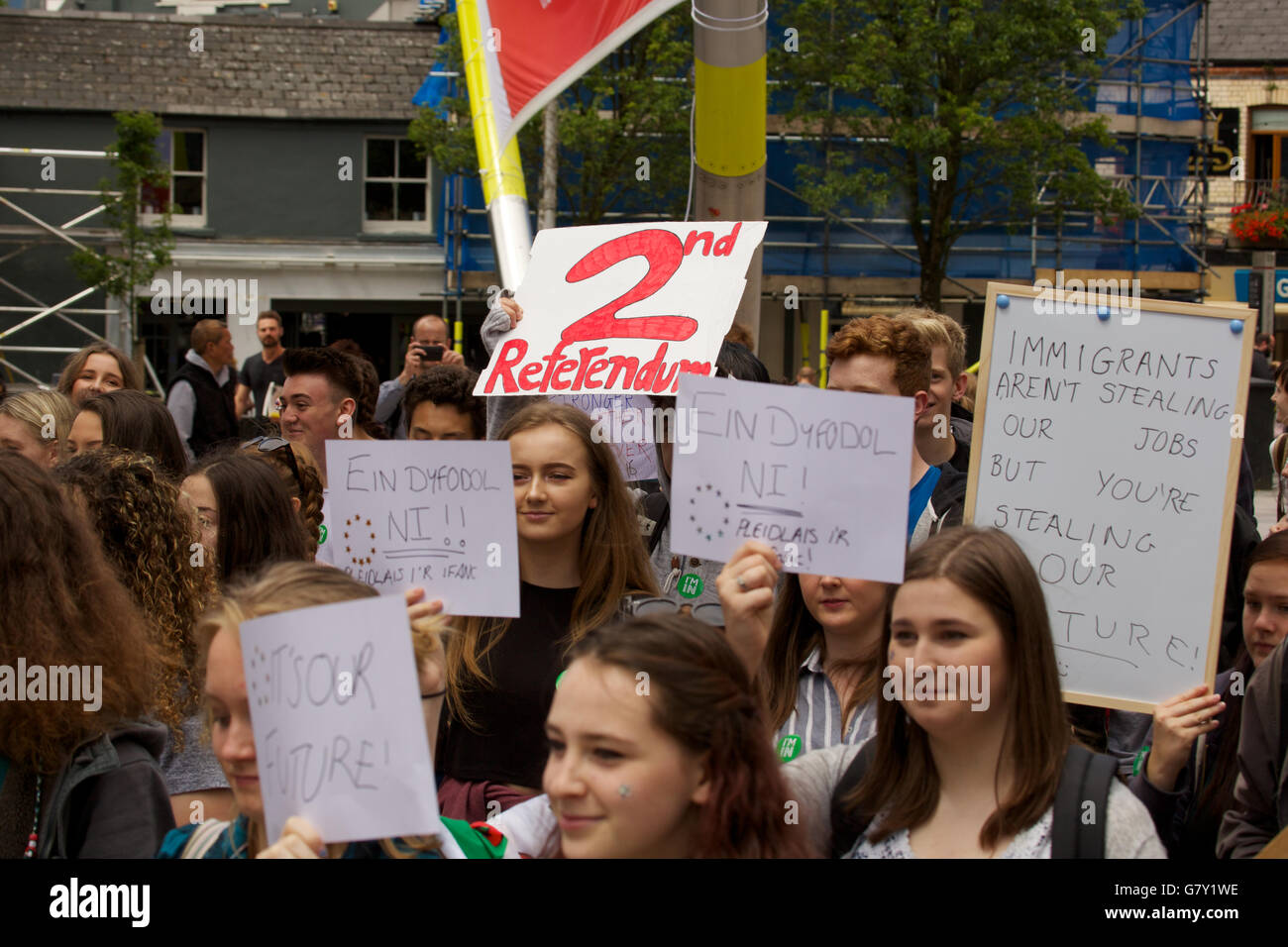 Cardiff, Wales, UK. 27. Juni 2016. College und Oberstufe Studenten protestieren im Stadtzentrum von Cardiff und außerhalb der Welsh Assembly in Cardiff Bay, ein zweites Referendum und eine Abstimmung für 16 jährige nach vergangenen Donnerstag UK Austritt Abstimmung gefordert. Bildnachweis: Haydn Denman/Alamy Live-Nachrichten Stockfoto