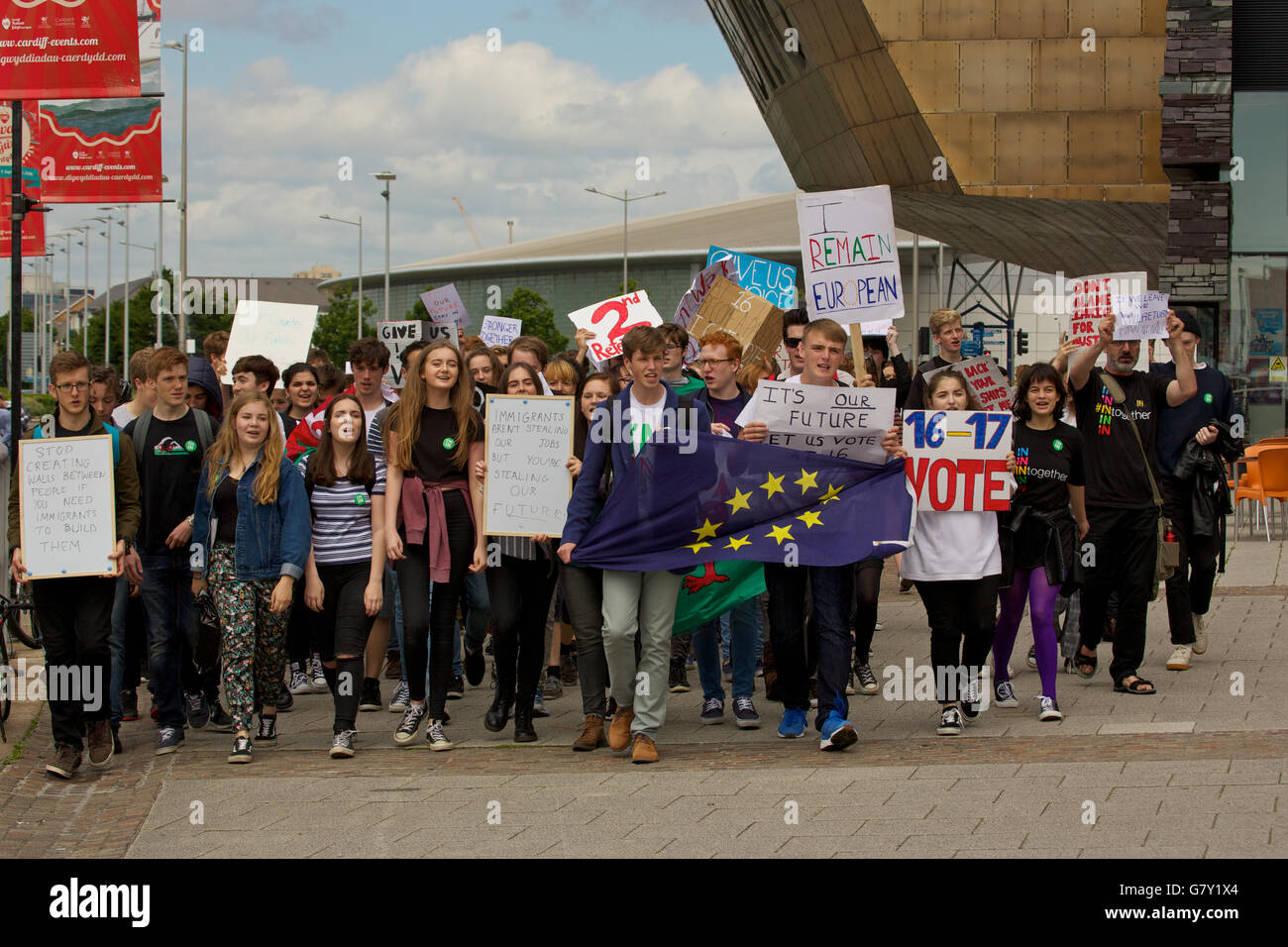 Cardiff, Wales, UK. 27. Juni 2016. College und Oberstufe Studenten protestieren im Stadtzentrum von Cardiff und außerhalb der Welsh Assembly in Cardiff Bay, ein zweites Referendum und eine Abstimmung für 16 jährige nach vergangenen Donnerstag UK Austritt Abstimmung gefordert. Bildnachweis: Haydn Denman/Alamy Live-Nachrichten Stockfoto