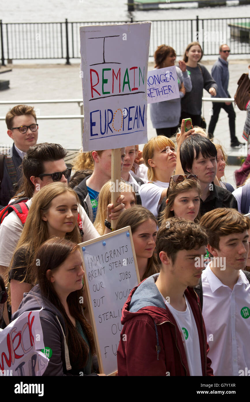 Cardiff, Wales, UK. 27. Juni 2016. College und Oberstufe Studenten protestieren im Stadtzentrum von Cardiff und außerhalb der Welsh Assembly in Cardiff Bay, ein zweites Referendum und eine Abstimmung für 16 jährige nach vergangenen Donnerstag UK Austritt Abstimmung gefordert. Bildnachweis: Haydn Denman/Alamy Live-Nachrichten Stockfoto