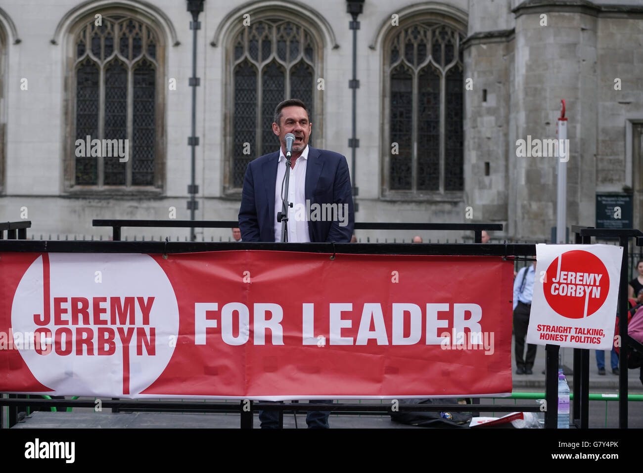 London, UK. 27. Juni 2016. Mehr als zehntausend Unterstützer kümmert sich um KeepCorbyn Protest gegen Putsch und bauen unsere Bewegung gegen die wachsende des Faschismus und Tory Brexit scheitern, fordern wir eine allgemeine Wahl und die Zukunft der jungen Menschen ist nicht für alte Männer, beschlossen am Parliament Square, London, UK. Bildnachweis: Siehe Li/Alamy Live News Stockfoto