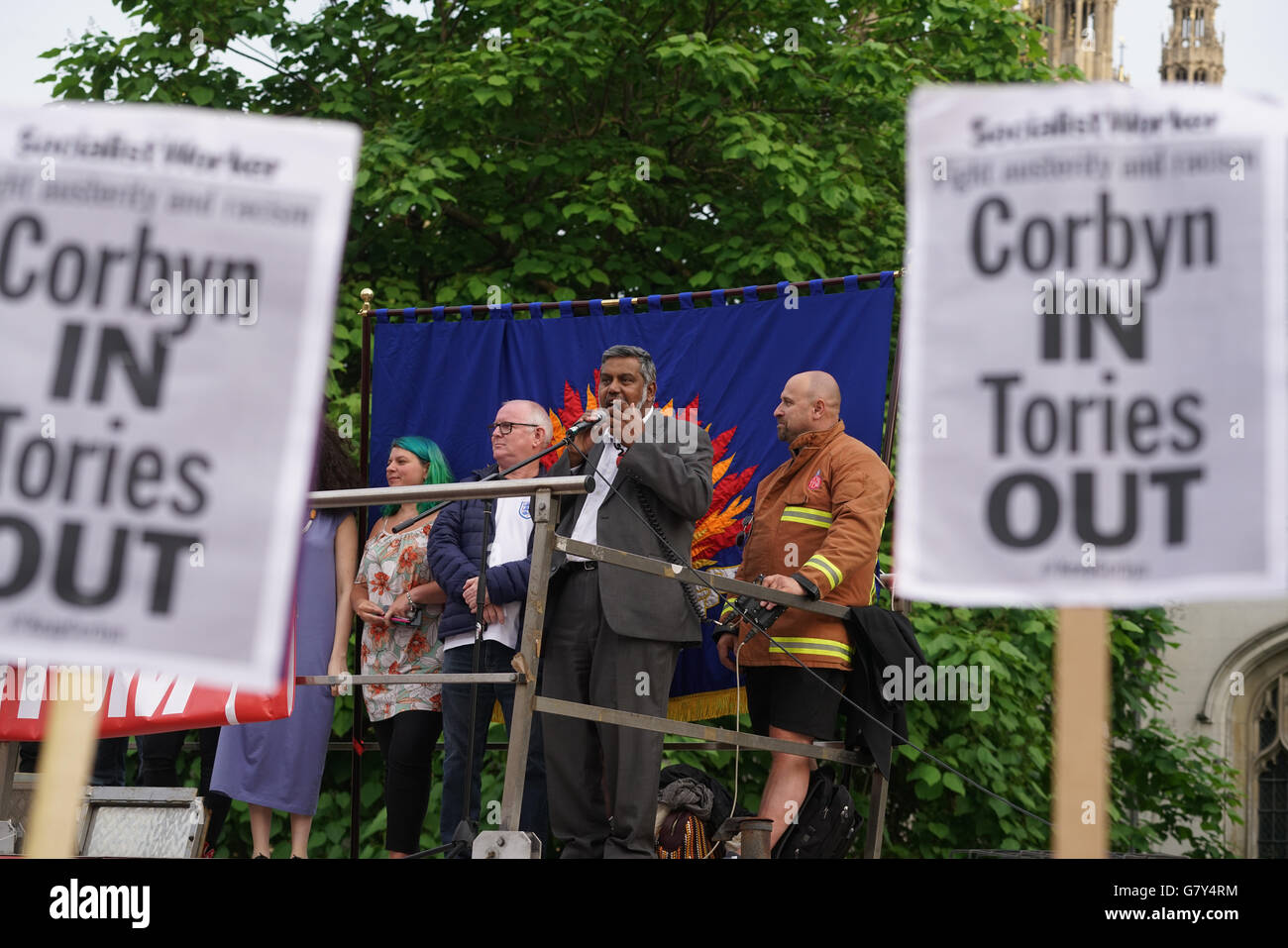 London, UK. 27. Juni 2016. Lautsprecher Mo Azam befasst sich mit die Masse KeepCorbyn Protest gegen Putsch und bauen unsere Bewegung am Parliament Square, London, UK. Bildnachweis: Siehe Li/Alamy Live News Stockfoto