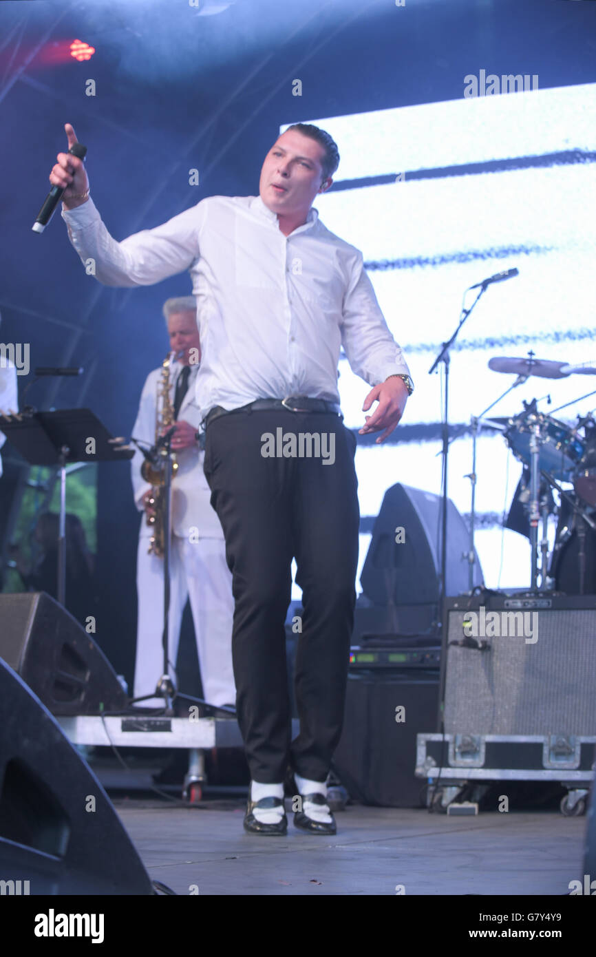 Süd-West, London, Vereinigtes Königreich. 26. Juni 2016. Britischer Sänger John Newman gab einen lebhaften Performace mit Chic an der Falten Festival London in Fulham Palace © Rubyldn/ZUMA Draht/Alamy Live News Stockfoto