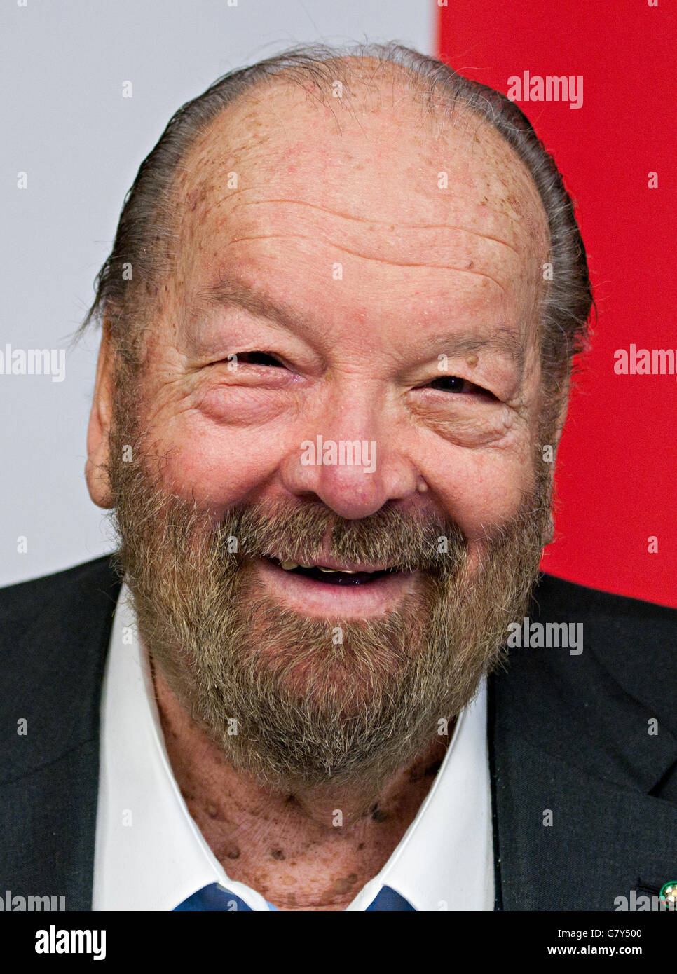 Italienischer Schauspieler Carlo Pedersoli Besser Bekannt Als Bud Spencer L Und Seine Doppelte Klaus Loeffler Spaziergang Ins Rathaus Zum Schwaebisch Gmuend Deutschland 2 Dezember 2011 60 Jahre Nach Seiner Zeit Als Hochleistungs Schwimmer