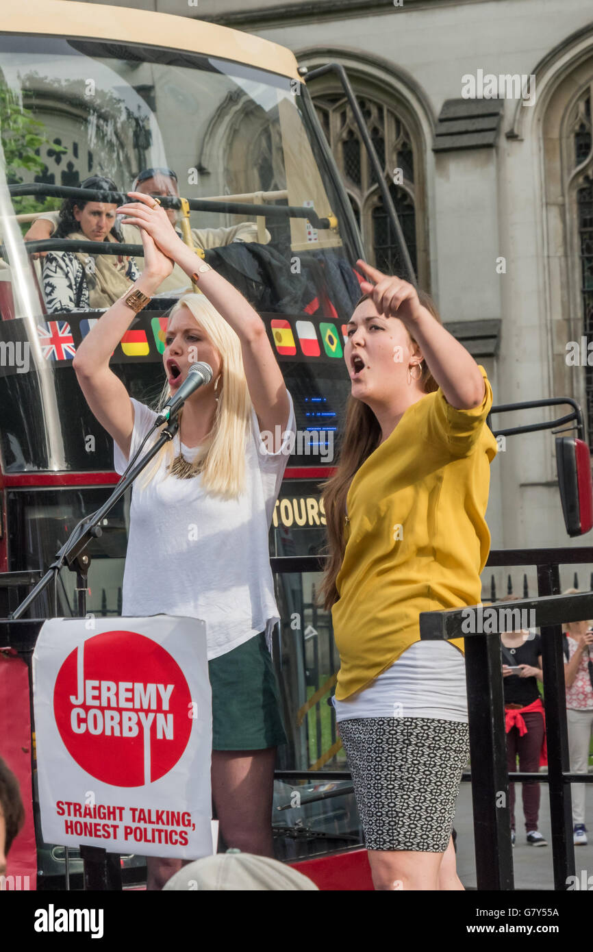 London, UK. 27. Juni 2016.  Shelly Asquith, NUS und Caroline Hill, Stuhl der jungen Labourlead versuchen einige Gesänge zum Jahresbeginn eine Kundgebung gegen einen Putsch durch rechtsextreme Labour-Abgeordnete gegen Jeremy Corbyn als Labour-Chef, trotz der riesigen Mandat hat er aus der Partei als Ganzes. Bildnachweis: Peter Marshall/Alamy Live-Nachrichten Stockfoto