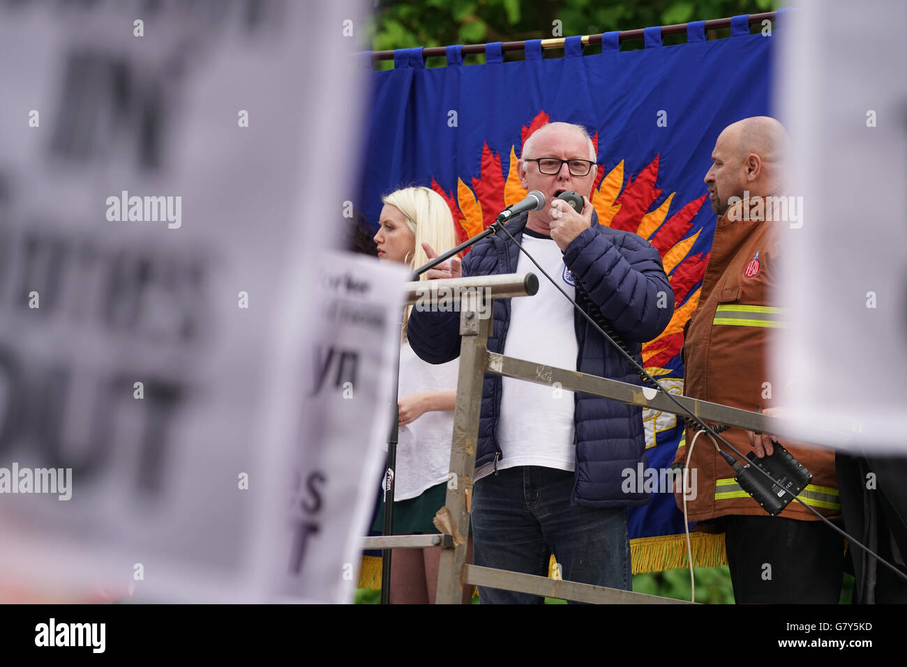 London, UK. 27. Juni 2016. Lautsprecher befasst sich mit die Masse KeepCorbyn Protest gegen Putsch und bauen unsere Bewegung am Parliament Square, London, UK. Bildnachweis: Siehe Li/Alamy Live News Stockfoto