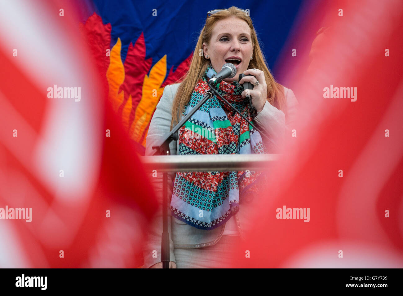 London, UK. 27. Juni 2016. Angela Rayner, neue Schatten Frauen und Gleichberechtigung Minister und Arbeits-Wartungstafel für Ashton-under-Lyne, befasst sich mit Fans von Jeremy Corbyn bei einer Kundgebung in Parliament Square zur Unterstützung seiner Führung der Labour Party. Jeremy Corbyn kamen bei der Rallye von einem Treffen im House Of Commons, wo er fordert Rücktritt innerhalb der Labour Party im Parlament nach Masse Rücktritte von seinem Schattenkabinett konfrontiert hatte. Bildnachweis: Mark Kerrison/Alamy Live-Nachrichten Stockfoto