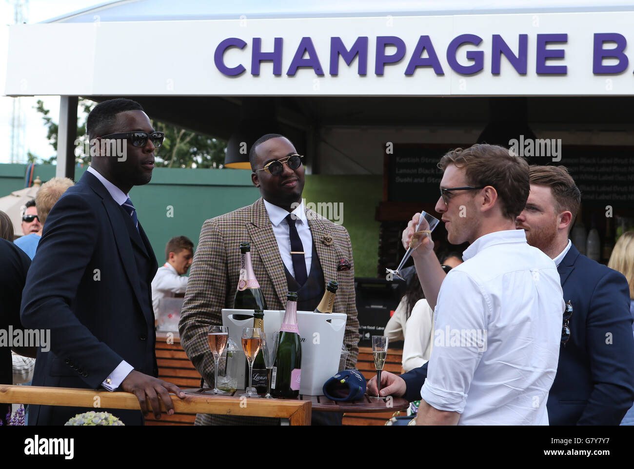 London, Großbritannien. 27. Juni 2016. Männer sind auf eine Champagner-Bar am 1. Tag bei den Meisterschaften Wimbledon 2016 in London, Großbritannien, am 27. Juni 2016 gesehen. © Han Yan/Xinhua/Alamy Live-Nachrichten Stockfoto