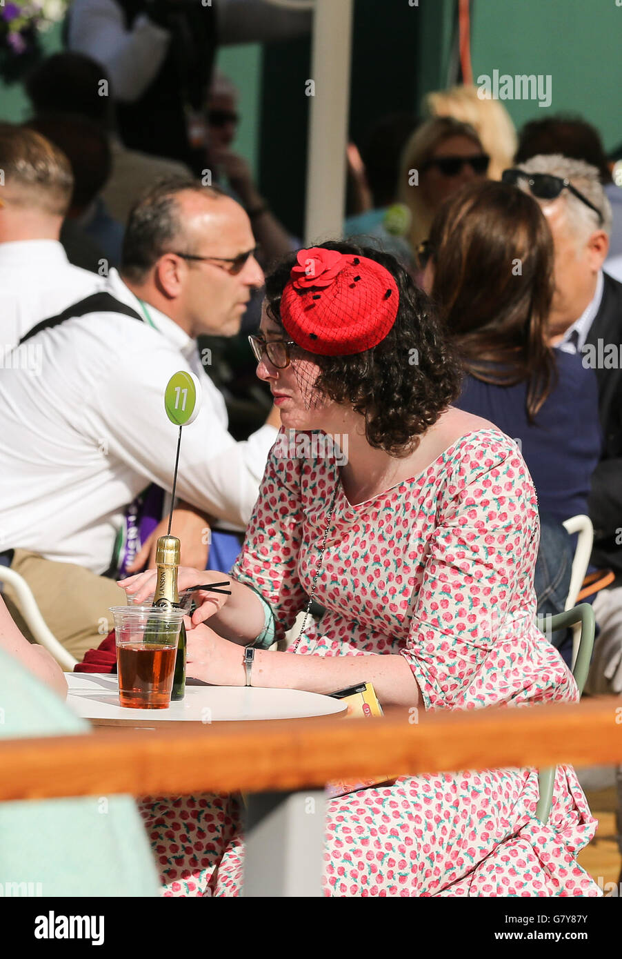 London, UK. 27. Juni 2016. Eine Dame wird auf eine Champagner-Bar am 1. Tag bei den Meisterschaften Wimbledon 2016 in London, Großbritannien am 27. Juni 2016 gesehen. © Han Yan/Xinhua/Alamy Live-Nachrichten Stockfoto