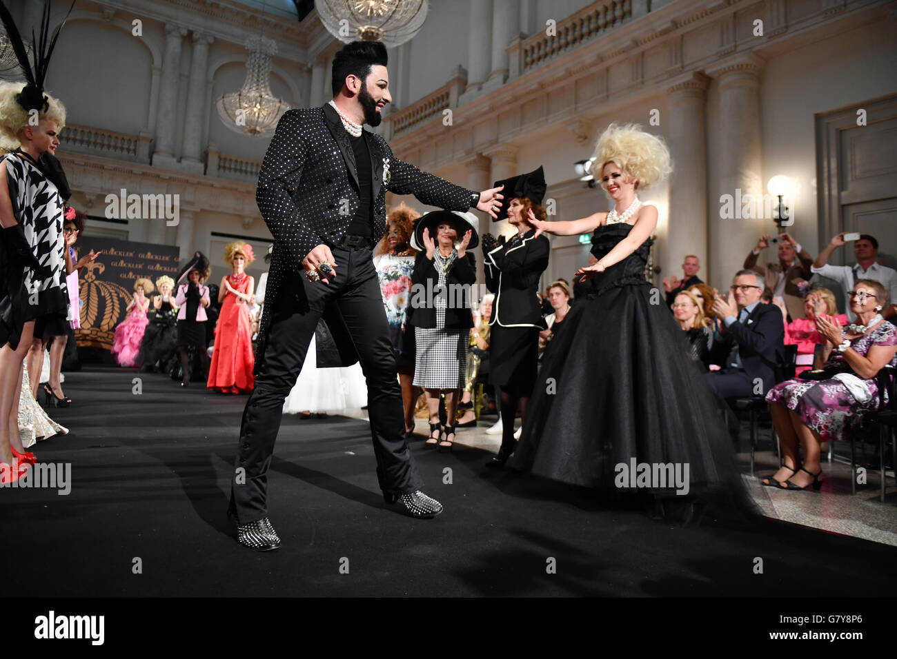 Berlin, Deutschland. 27. Juni 2016. Deutscher Modedesigner Harald Gloeoeoeckler (vorne C) gesehen in der Mode-Inszenierung "Die Zertanzten Schuhe" (lit.) Die abgenutzten Tanzschuhe) selbst im Ballsaal des Hotel de Rome, einen Tag vor der Berlin Fashion Week in Berlin, Deutschland, 27. Juni 2016. Foto: JENS KALAENE/Dpa/Alamy Live News Stockfoto