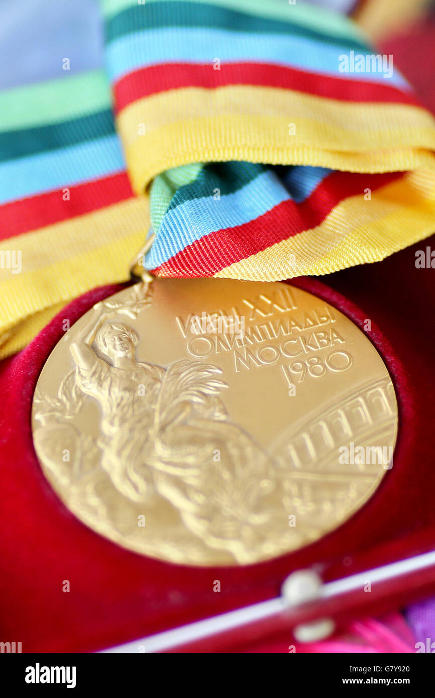 Leipzig, Deutschland. 20. Juni 2016. Ehemaligen Handballspieler und Trainer Peter Rost stellt mit seiner Goldmedaille in Leipzig, Deutschland, 20. Juni 2016. Rost gewann die Goldmedaille in Moskau im Jahre 1980 mit dem Team der Deutschen Demokratischen Republik (DDR), auch bekannt als Ost-Deutschland als Spieler. Als Trainer gewann er 1999 den EHF-Pokal mit SC Magdeburg. Rost wird am 29. Juni 2016 seinen 65. Geburtstag feiern. Foto: JAN WOITAS/Dpa/Alamy Live News Stockfoto