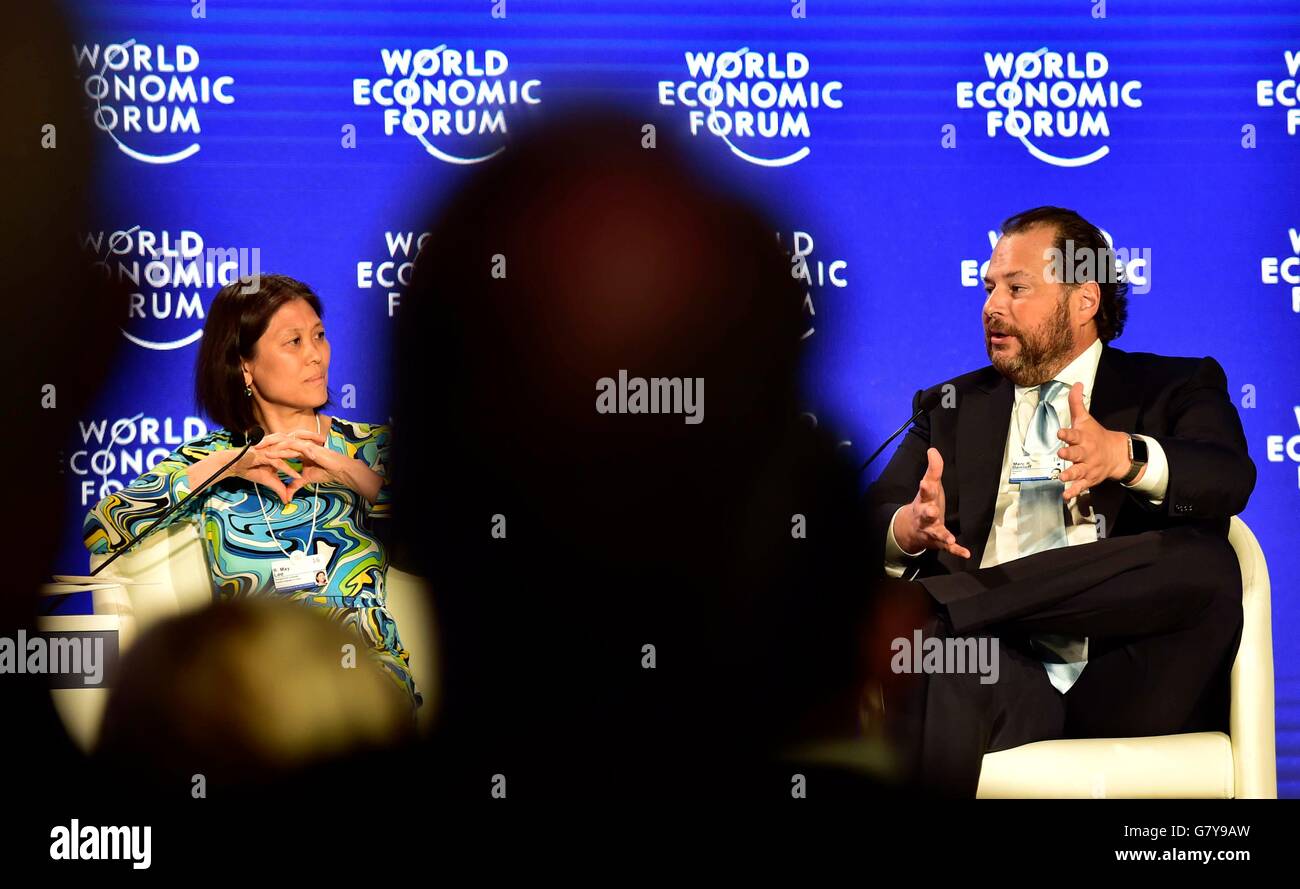Tianjin, China. 28. Juni 2016. Marc Benioff (R), Chairman und CEO von Salesforce, spricht während einer Sitzung namens "The Impact die vierte industrielle Revolution" die Jahresversammlung des neuen Champions 2016 oder das Sommer-Davos-Forum in Tianjin, Nord-China, 28. Juni 2016. © Yue Yuewei/Xinhua/Alamy Live-Nachrichten Stockfoto