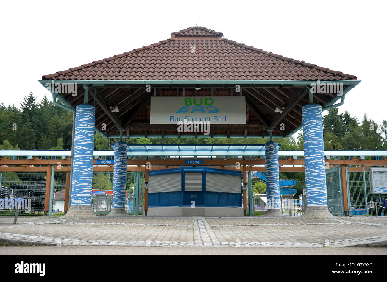 Schwäbisch Gmünd, Deutschland. 28. Juni 2016. Eingang des Bud Spencer-Freibad in Schwäbisch Gmünd, Deutschland, 28. Juni 2016. Die Besucher von dem öffentlichen Schwimmbad, benannt nach dem italienischen Schauspieler Carlo Pedersoli (auch bekannt als Bud Spencer) gedenken ihm nach seinem Tod. Foto: JAN-PHILIPP STROBEL/Dpa/Alamy Live News Stockfoto