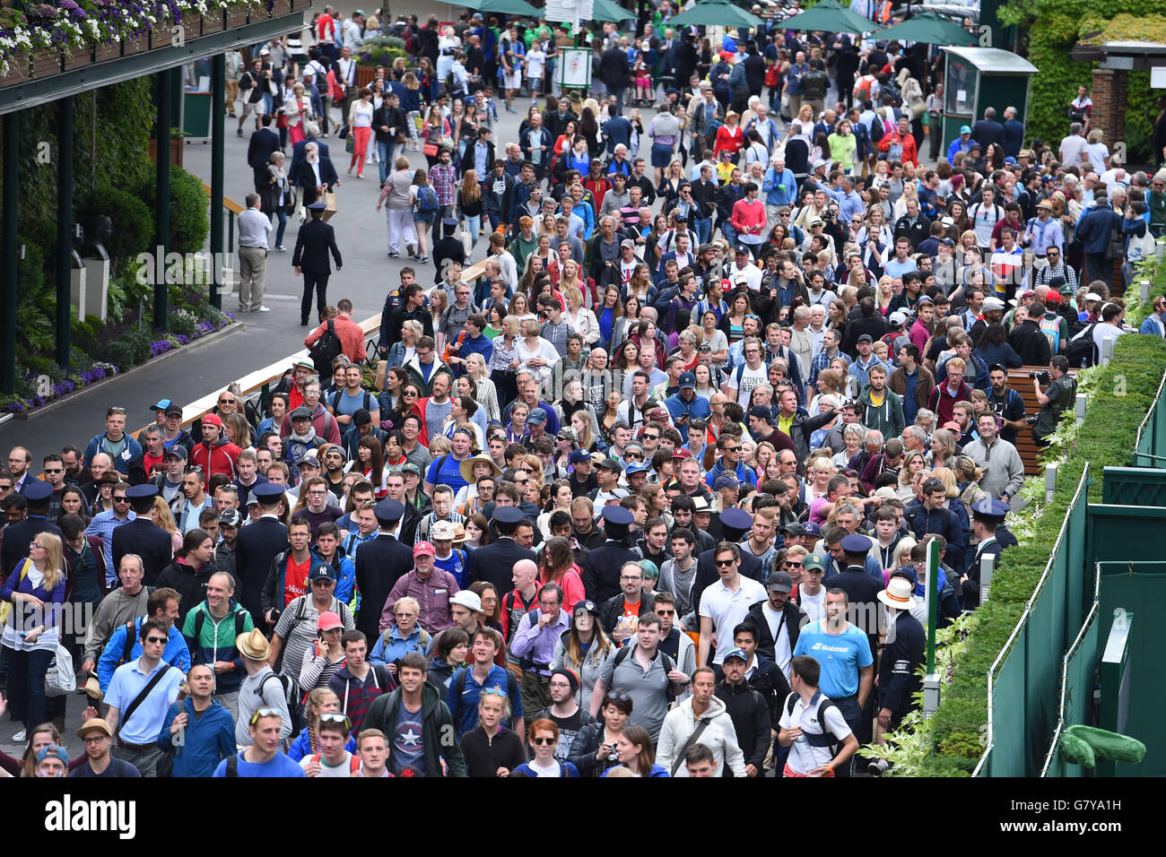 27.06.2016. all England Lawn-Tennis and Croquet Club, London, England. Wimbledon Tennis Championships Tag eins.  Die erste Tag-Masse wird in der Stadion-Komplex von Sicherheit geführt. Stockfoto