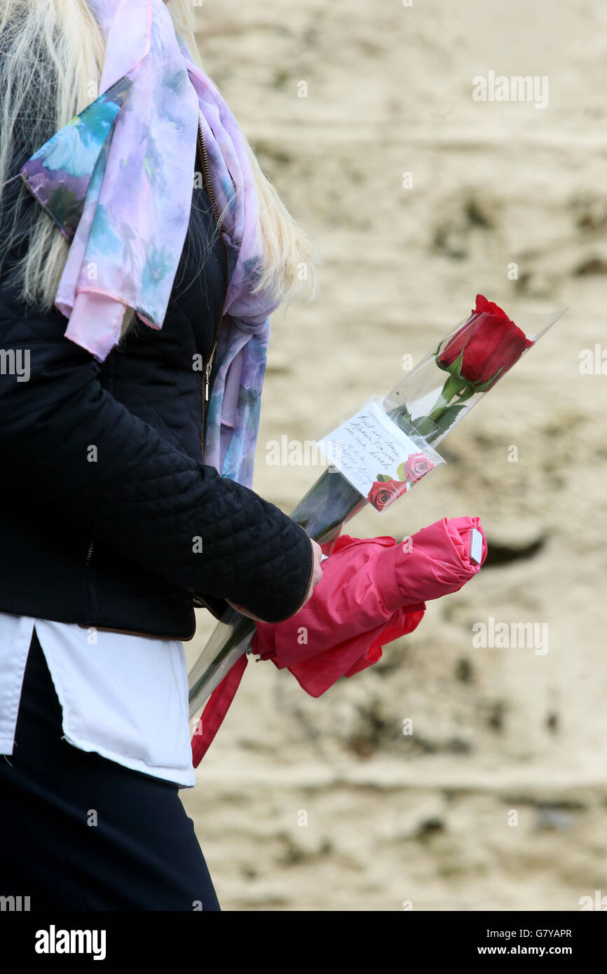 Trauernde kommen zur Trauerfeier von Karen Buckley in der Kirche des Erzengels Michael, Analeenth, Co. Cork. Stockfoto