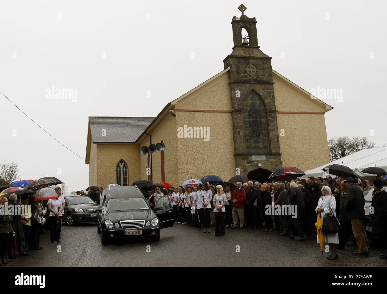 Der Leichenwagen, der den Sarg von Karen Buckley trägt, wird von Krankenschwestern aus ihrem Abschlussjahr an der University of Limerick in der Church of St. Michael the Archangel, Analeentsa, Co. Cork flankiert. Stockfoto