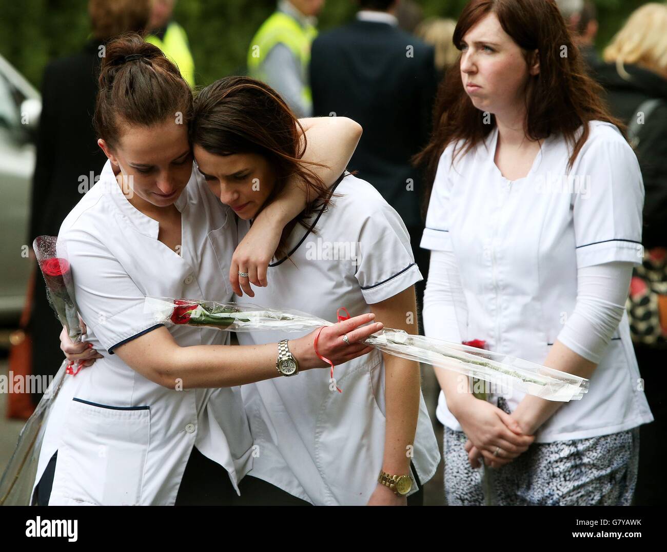Krankenschwestern von Karen Buckleys Abschlussjahr an der University of Limerick in der Church of St. Michael the Archangel, Analeenth, Co. Cork, nach ihrer Trauermesse. Stockfoto