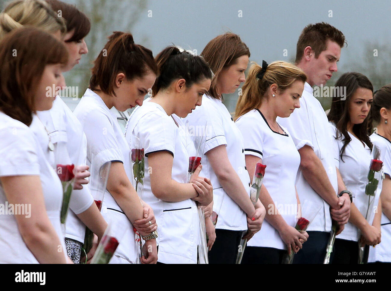 Krankenschwestern von Karen Buckleys Abschlussjahr an der University of Limerick in der Church of St. Michael the Archangel, Analeenth, Co. Cork, für ihre Trauermesse. Stockfoto