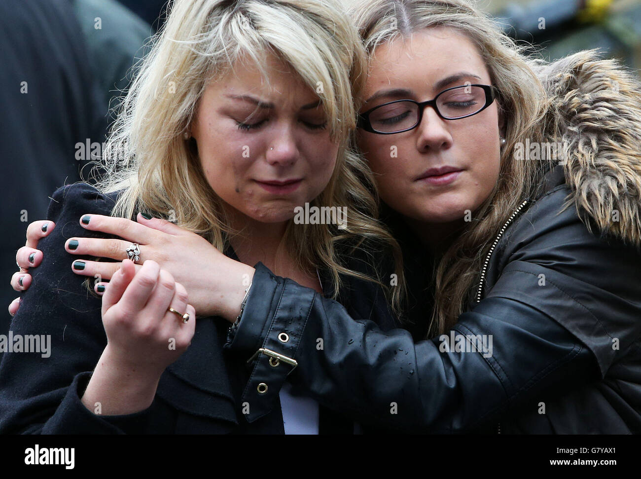 Trauernde vor der Kirche St. Michael der Erzengel, Analeenth, Co. Cork, nach Karen Buckleys Trauermesse. Stockfoto