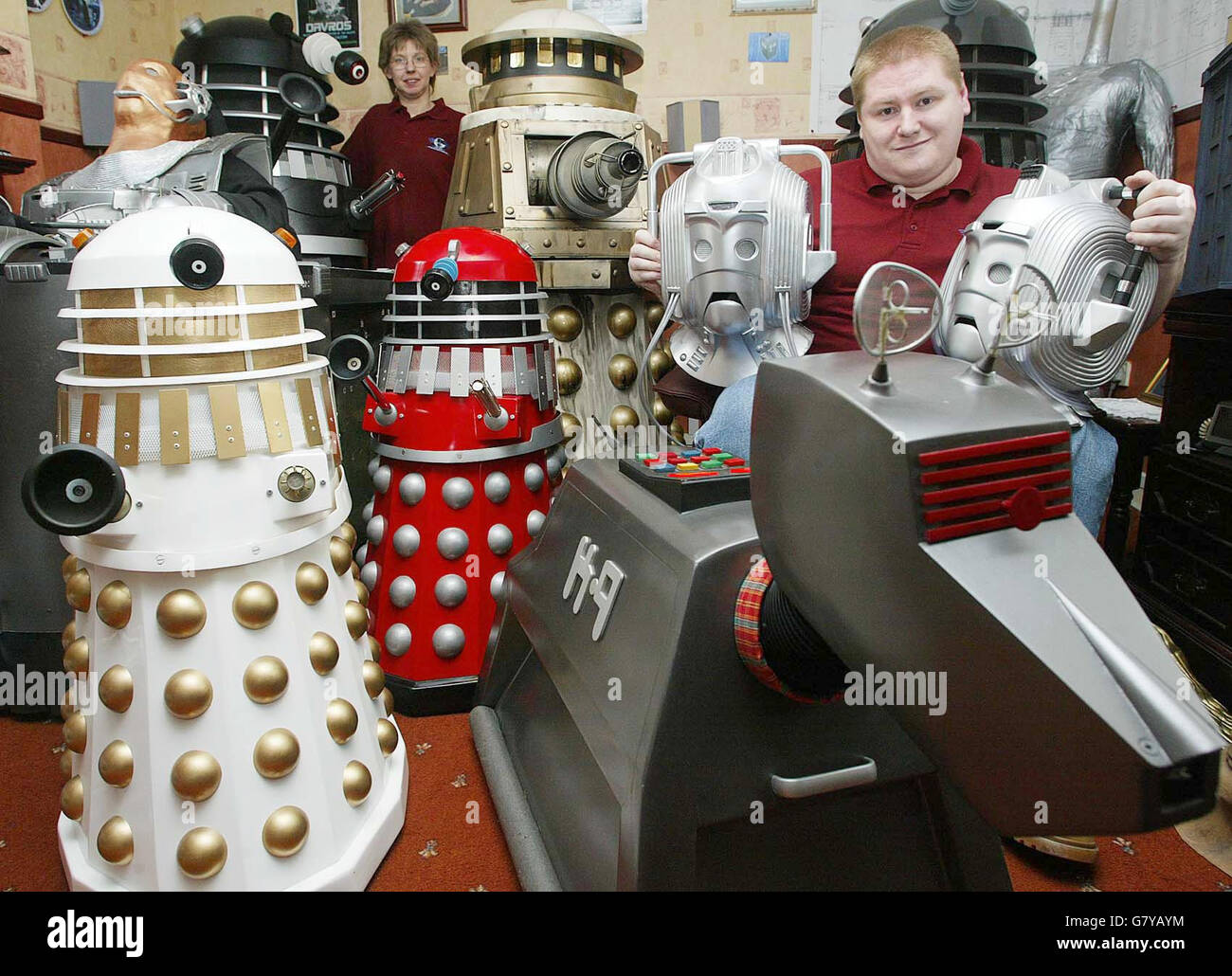 Andrew Green aus Sunderland bei sich zu Hause zeigt seine riesige Sammlung von Doctor Who Material. Die BBC startet heute Abend die neue Doctor Who-Serie in Cardiff. Stockfoto