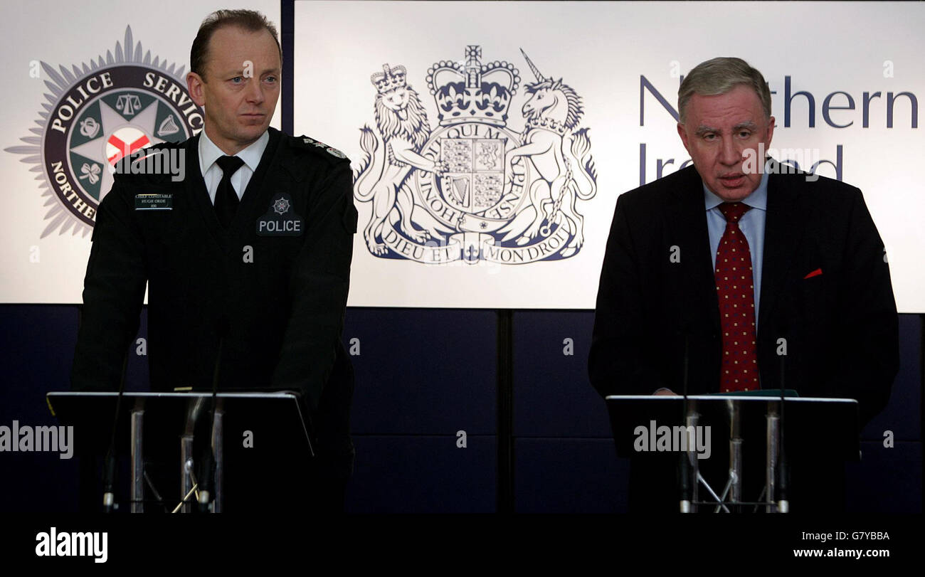 Chief Constable Hugh Orde (L) und Außenminister Paul Murphy verkündeten die Schaffung einer neuen Einheit innerhalb des Polizeidienstes von Nordirland, um ungelöste Todesfälle zu überprüfen. Stockfoto