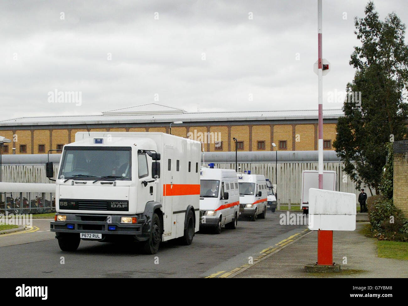 Belmarsh Gefängnis - Gefangenenfreigabe. Ein Hochsicherheitskonvoi verlässt das Belmarsh Gefängnis. Stockfoto