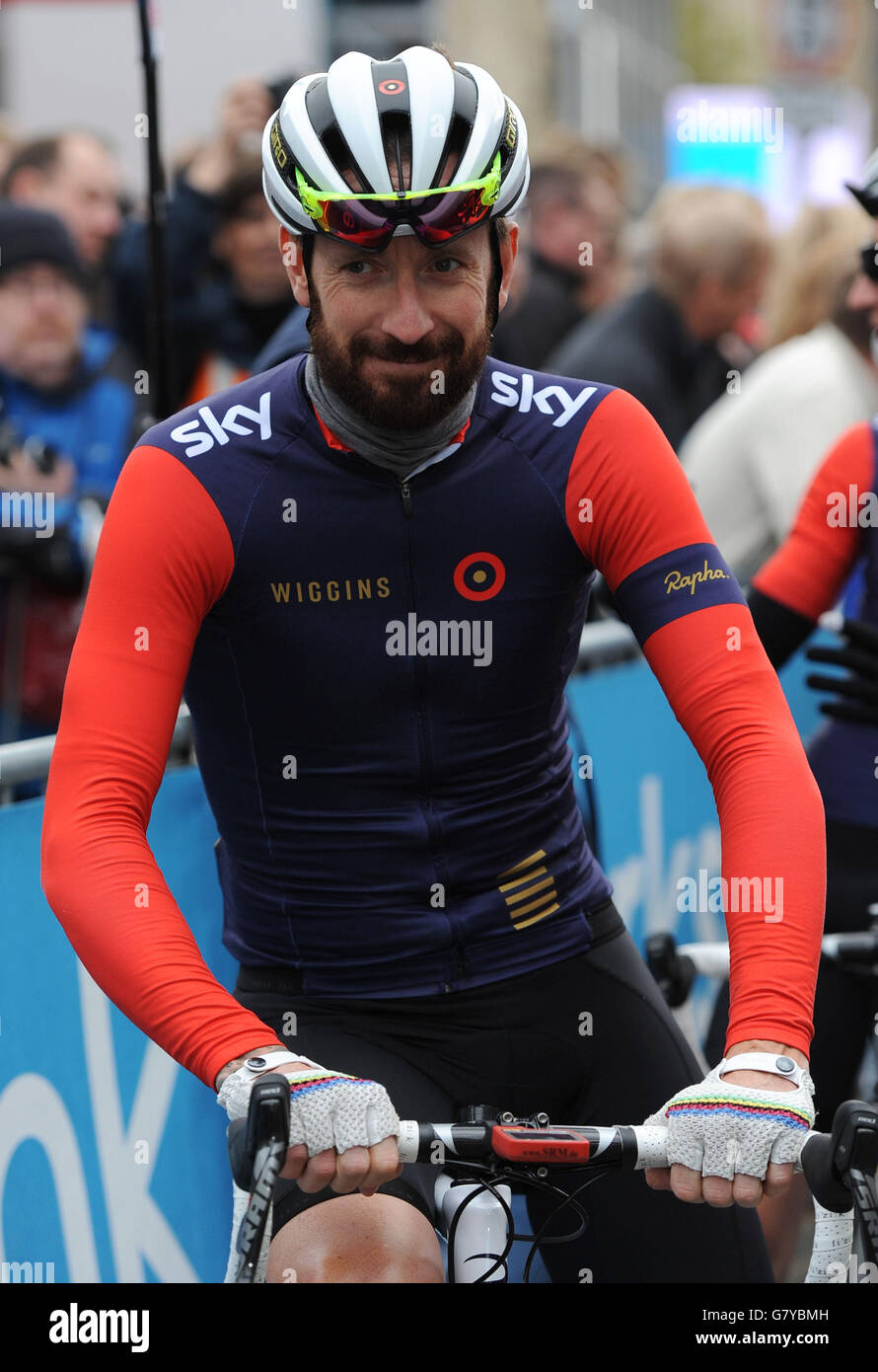 Sir Bradley Wiggins von Team Wiggins an der Startlinie in Selby während der Tour de Yorkshire zwischen Selby und York. Stockfoto