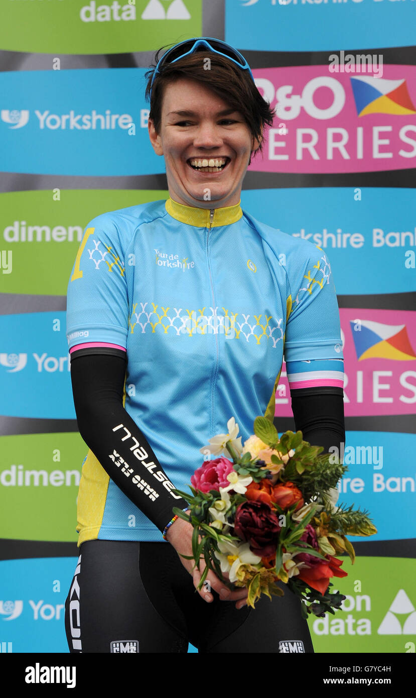 Damen Tour de Yorkshire Gewinnerin Louise Mahe auf dem Podium nach der Womens Tour de Yorkshire, in York. Stockfoto