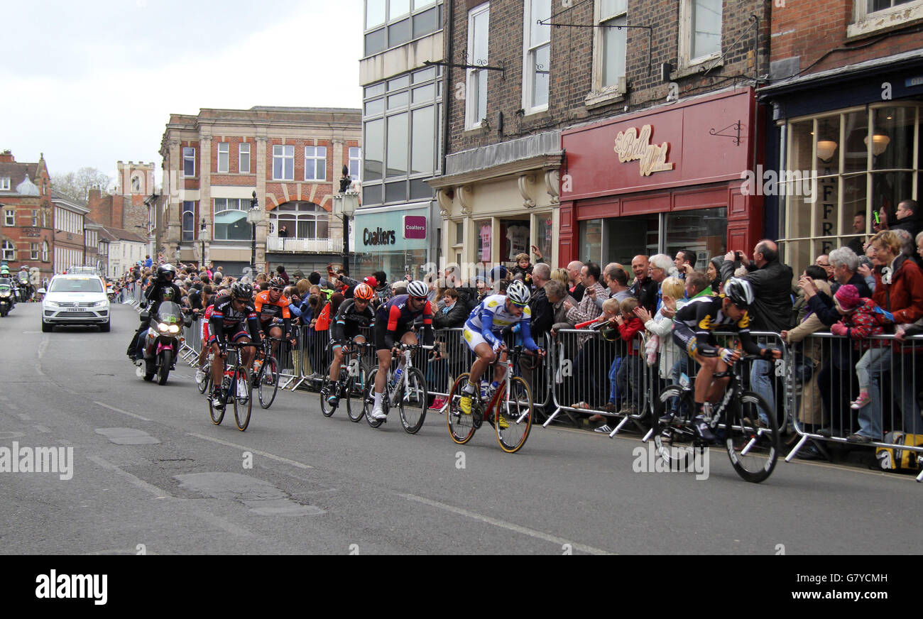 Fahrer passieren Menschenmengen in York, während der Tour de Yorkshire zwischen Selby und York. Stockfoto