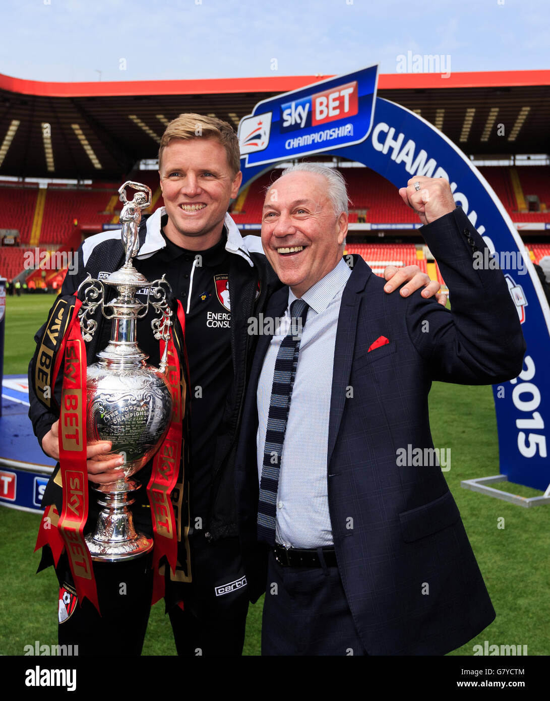 Der AFC Bournemouth-Manager Eddie Howe (links) und der Vorsitzende Jeff Mostyn feiern mit der Championship-Trophäe während des Sky Bet Championship-Spiels im Londoner Valley. Stockfoto