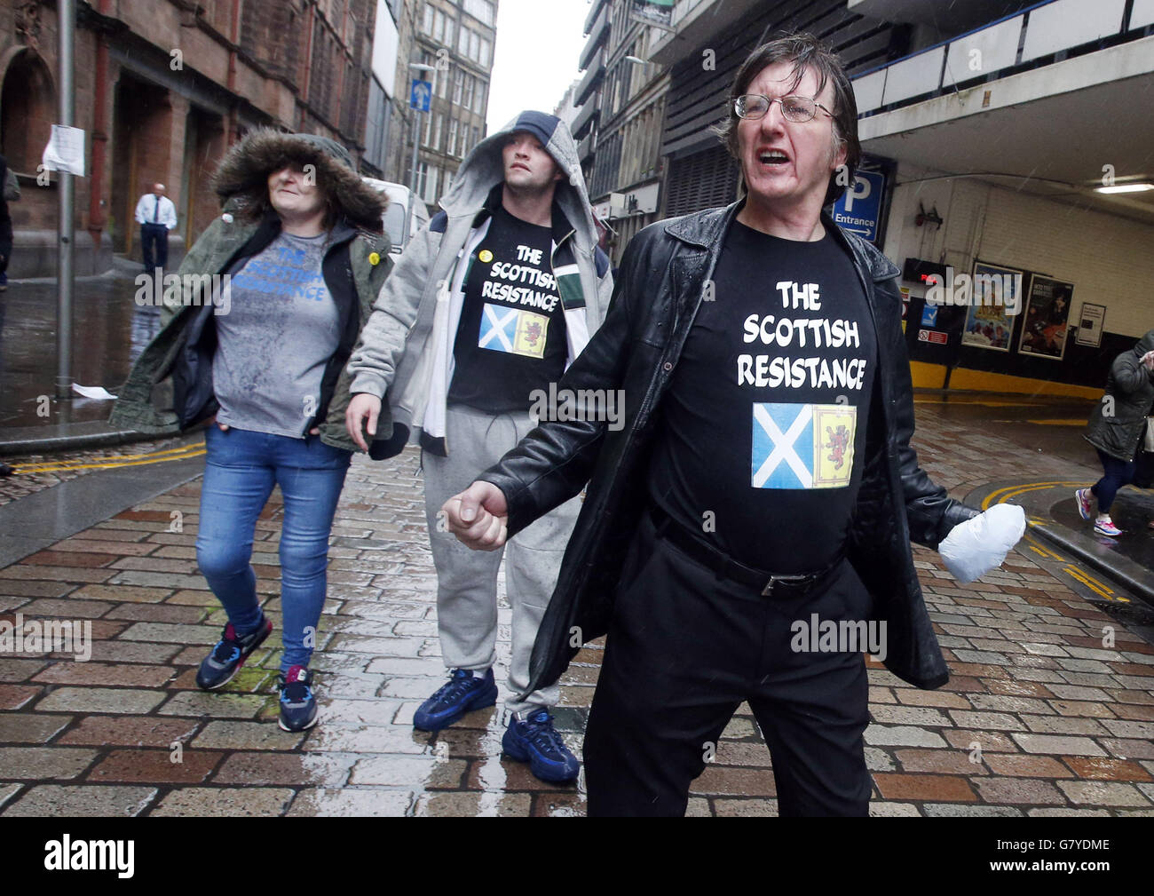 Das schottische Widerstandsmitglied James Scott (rechts) protestiert, als der ehemalige Premierminister Gordon Brown nach einer Rede den Leuchtturm in Glasgow verlässt. Stockfoto