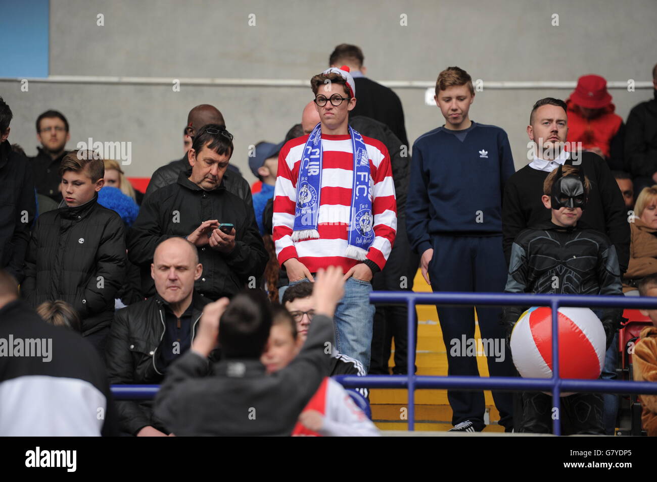 Fußball - Sky Bet Championship - Bolton Wanderers gegen Birmingham City - Macron Stadium. Fans von Birmingham City zeigen auf den Tribünen Unterstützung für ihr Team Stockfoto