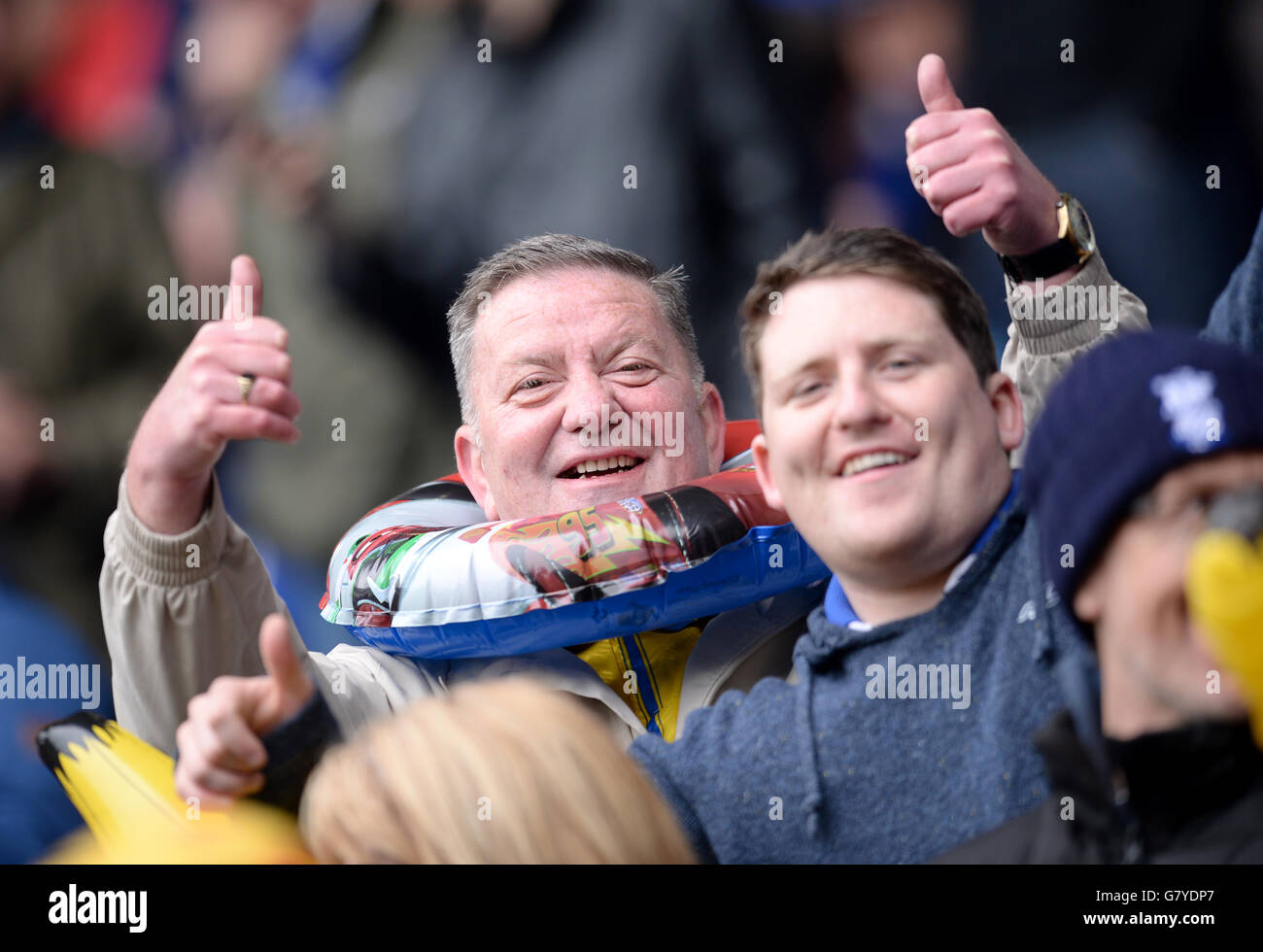 Fans von Birmingham City zeigen auf den Tribünen Unterstützung für ihr Team Stockfoto