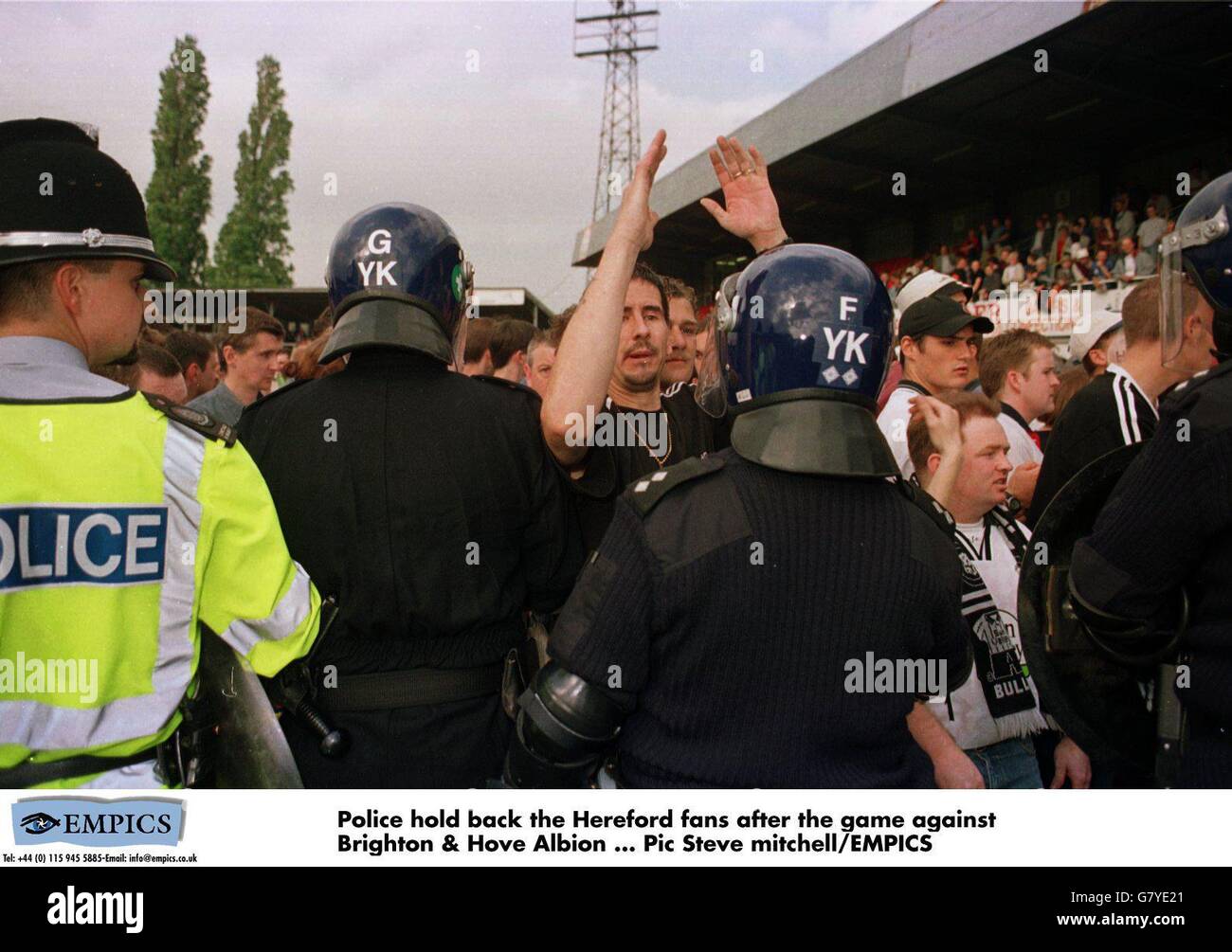 Soccer - Nationwide Division Three - Hereford United / Brighton & Hove Albion. Die Polizei hält die Hereford-Fans nach dem Spiel gegen Brighton & Hove Albion zurück Stockfoto